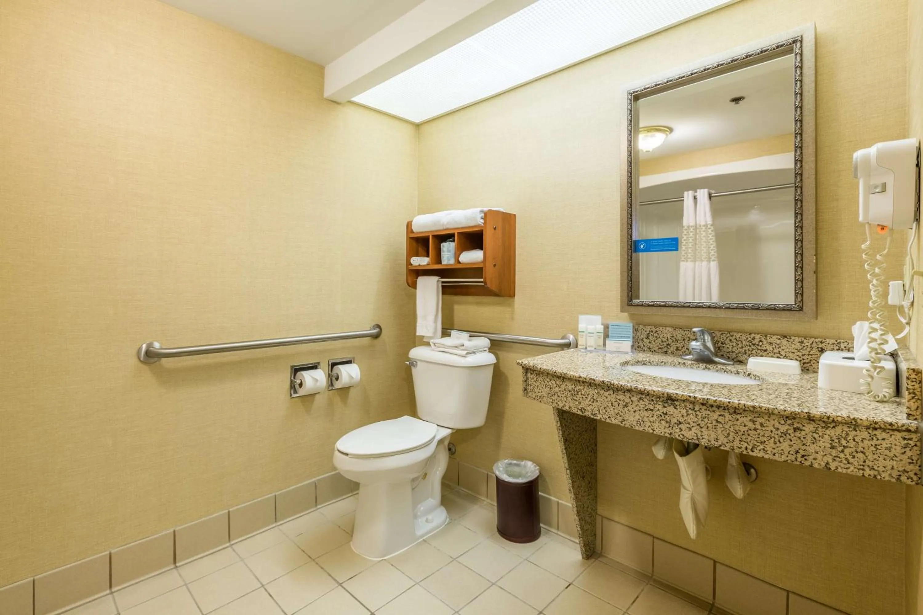 Bathroom in Hampton Inn Sidney