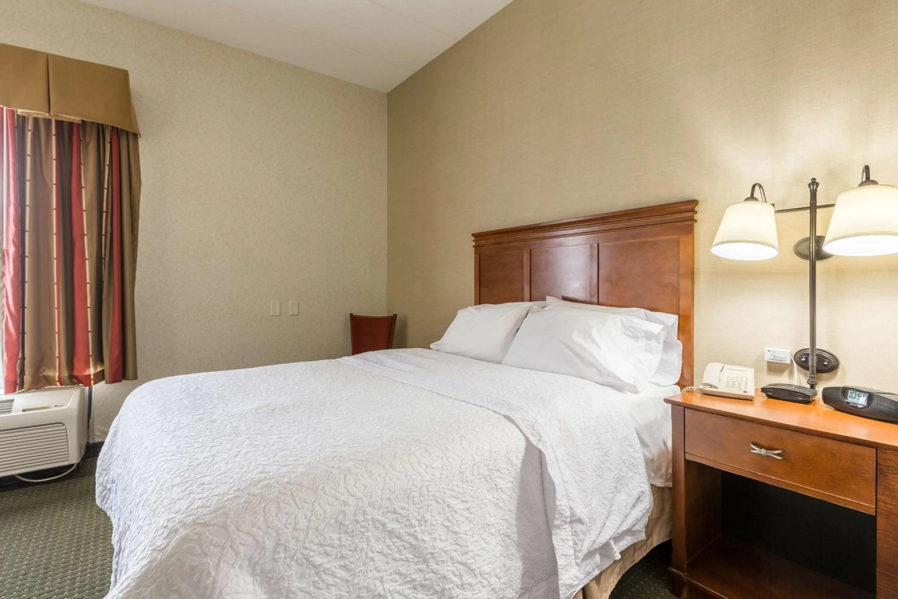 Bathroom, Bed in Hampton Inn Sidney