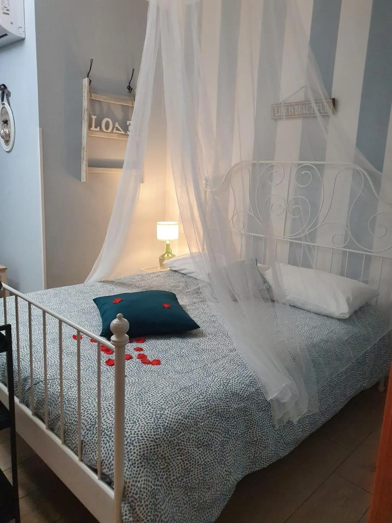 View (from property/room), Bed in Hercules House - Il riposo degli Eroi