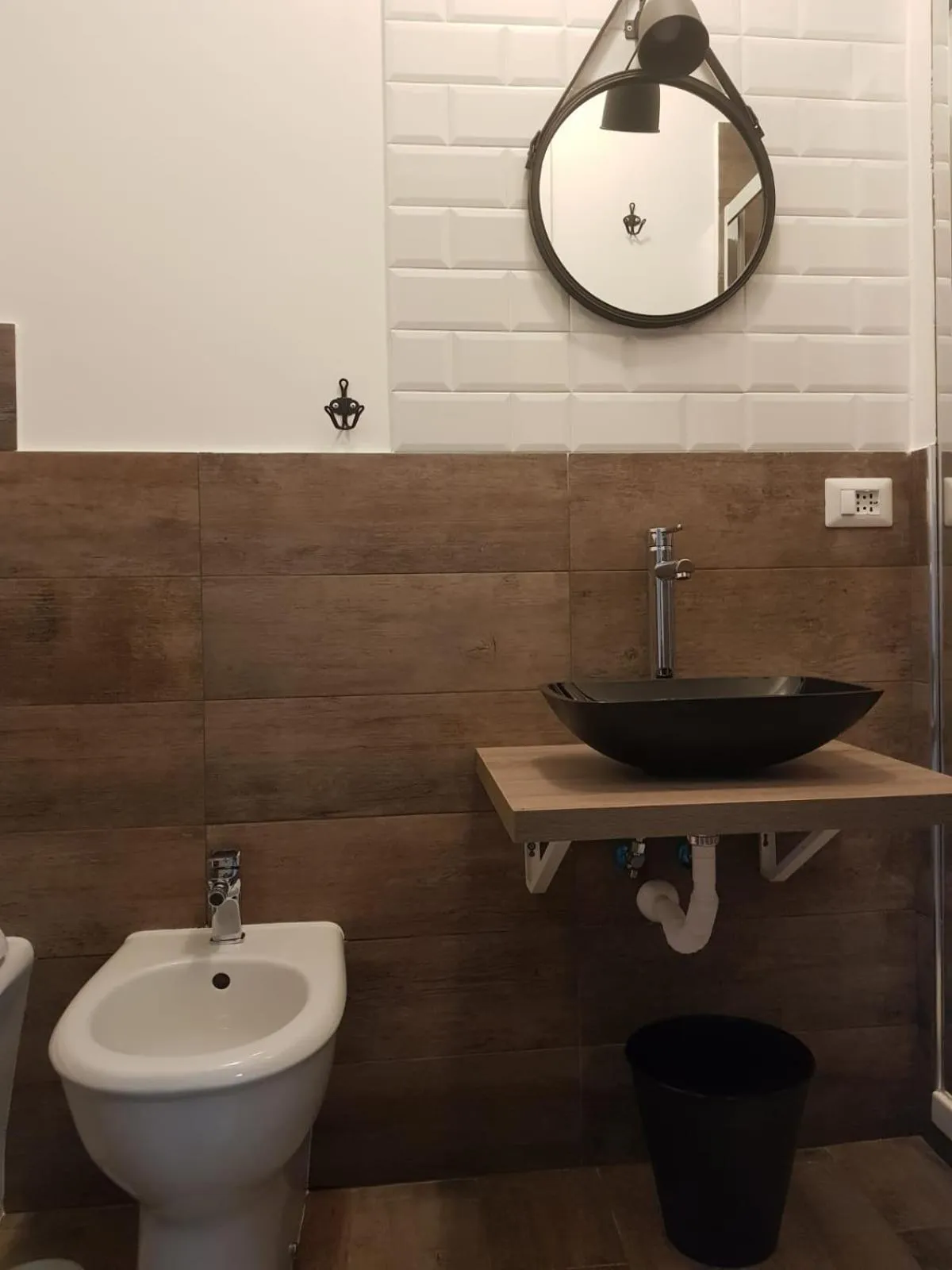 Decorative detail in Hercules House - Il riposo degli Eroi