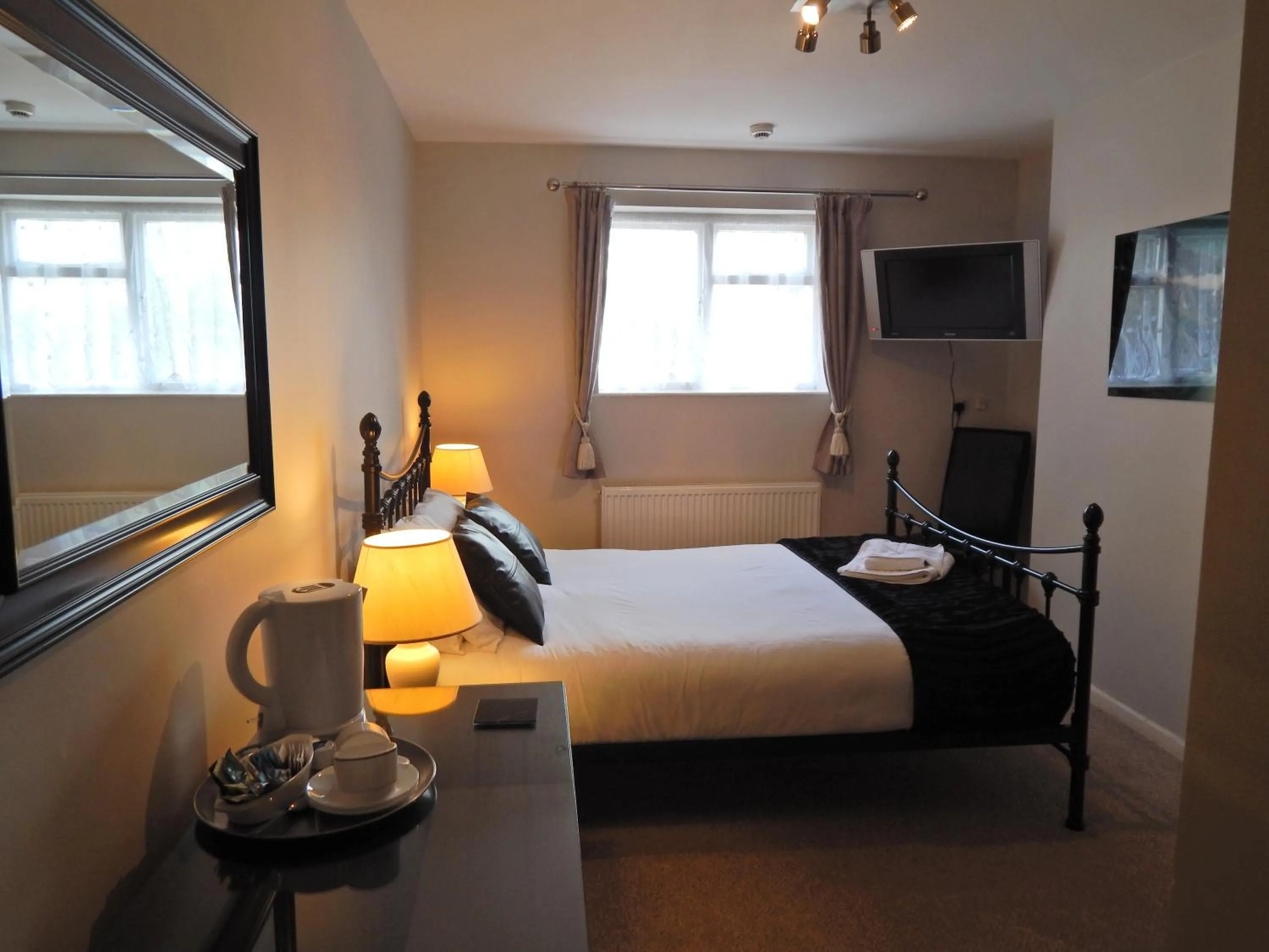 Photo of the whole room, Bed in Somerton Lodge