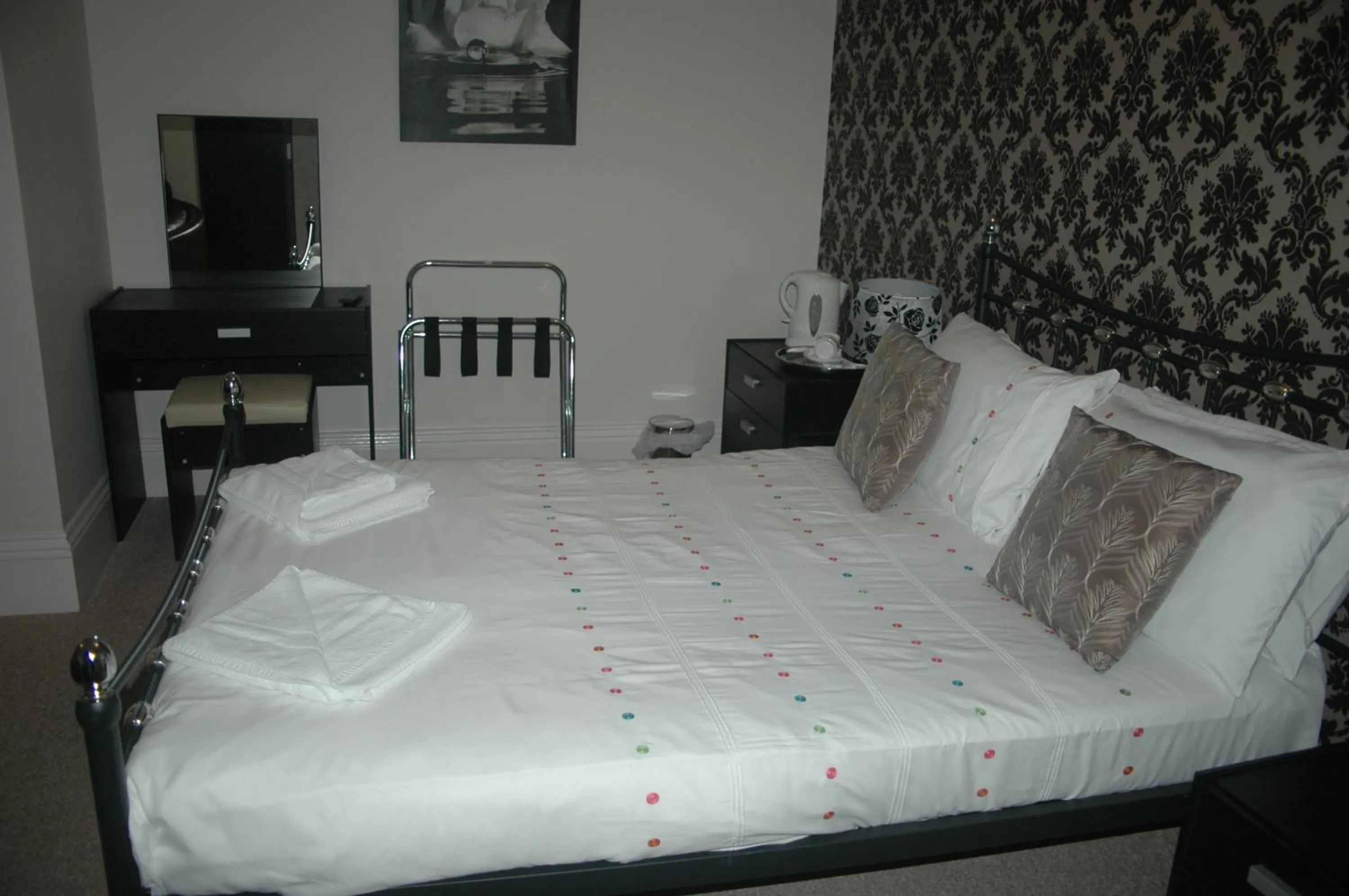 Photo of the whole room, Bed in Somerton Lodge