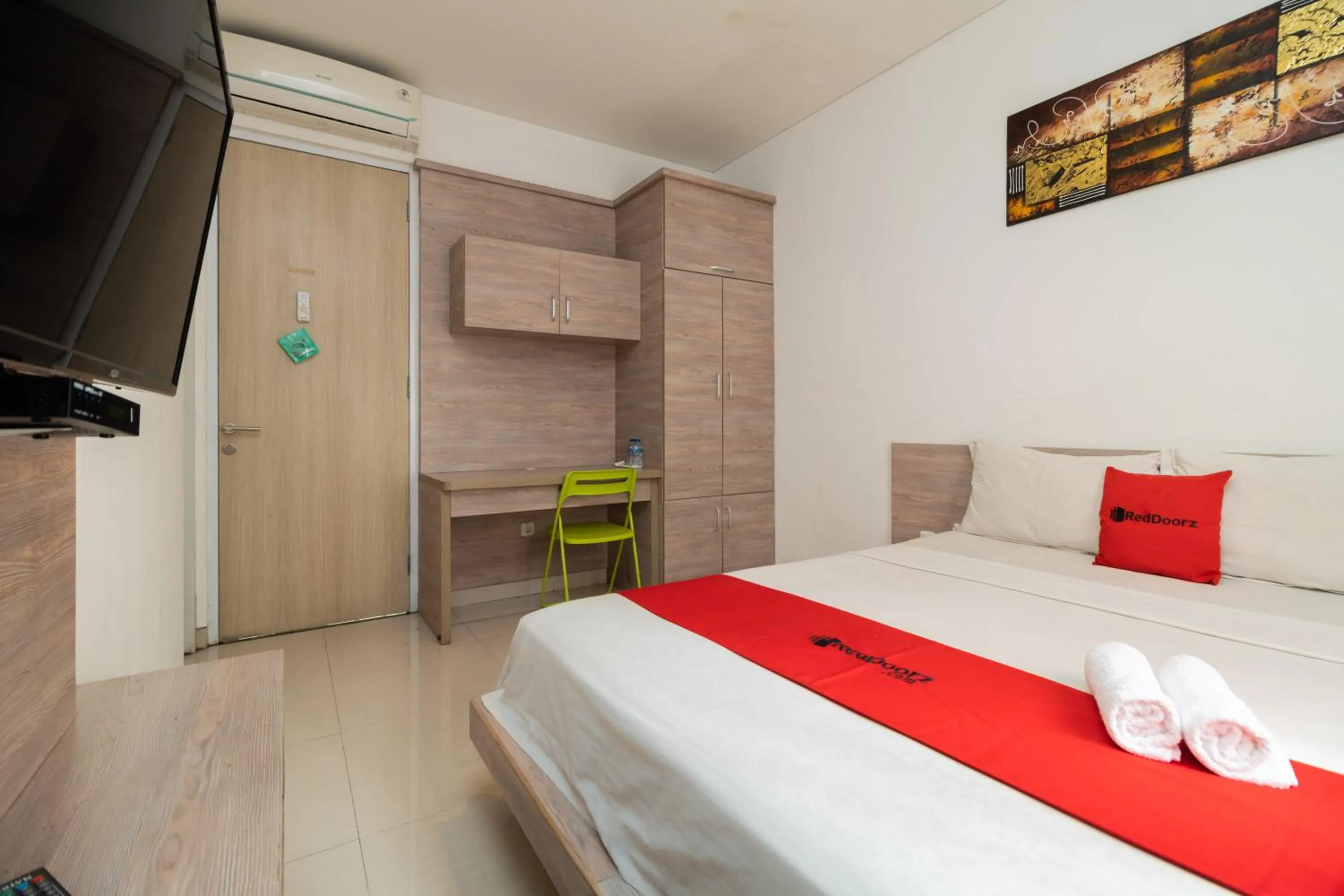 Bedroom, Bed in RedDoorz Syariah near Prasetya Mulya Cilandak campus
