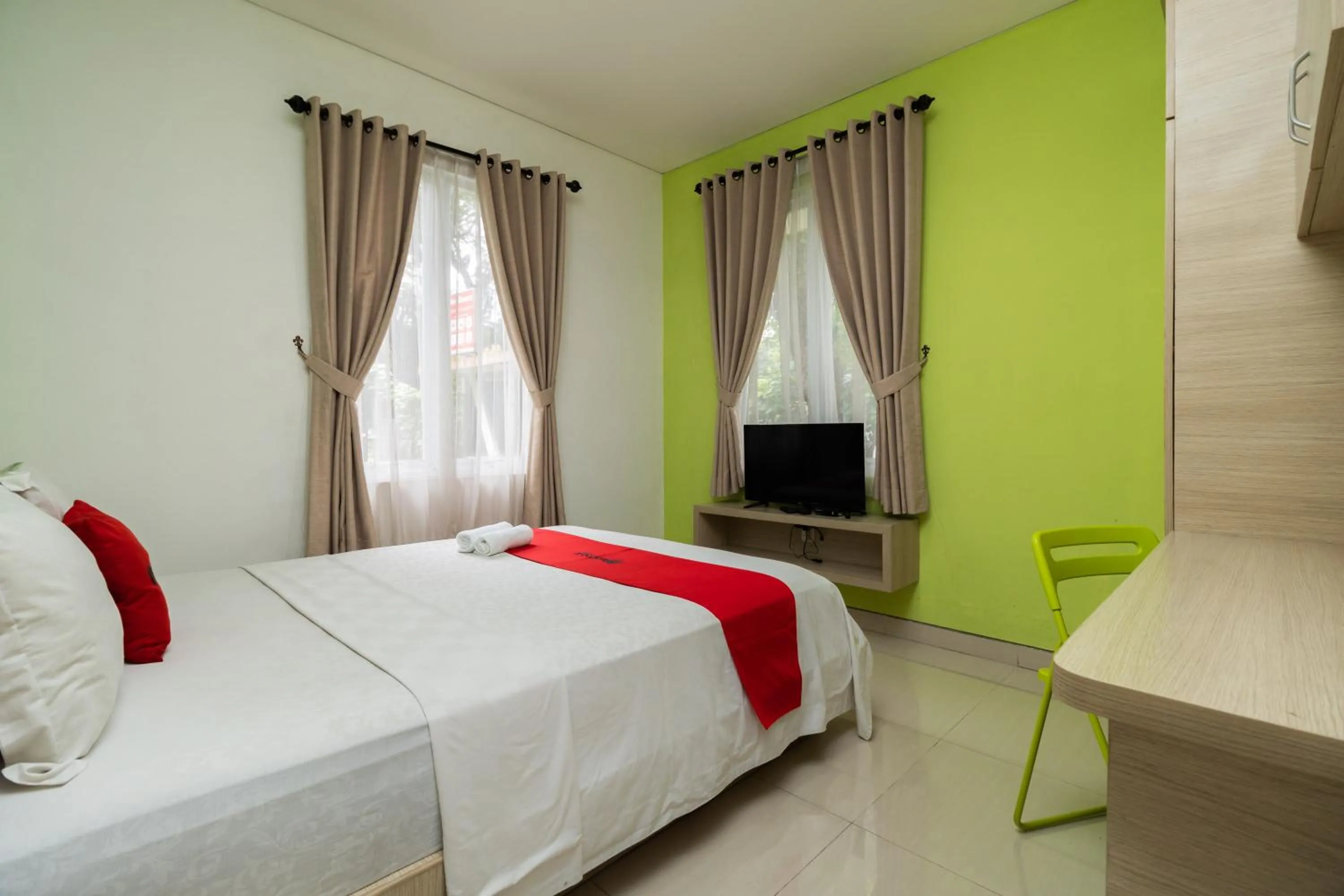 Bedroom, Bed in RedDoorz Syariah near Prasetya Mulya Cilandak campus