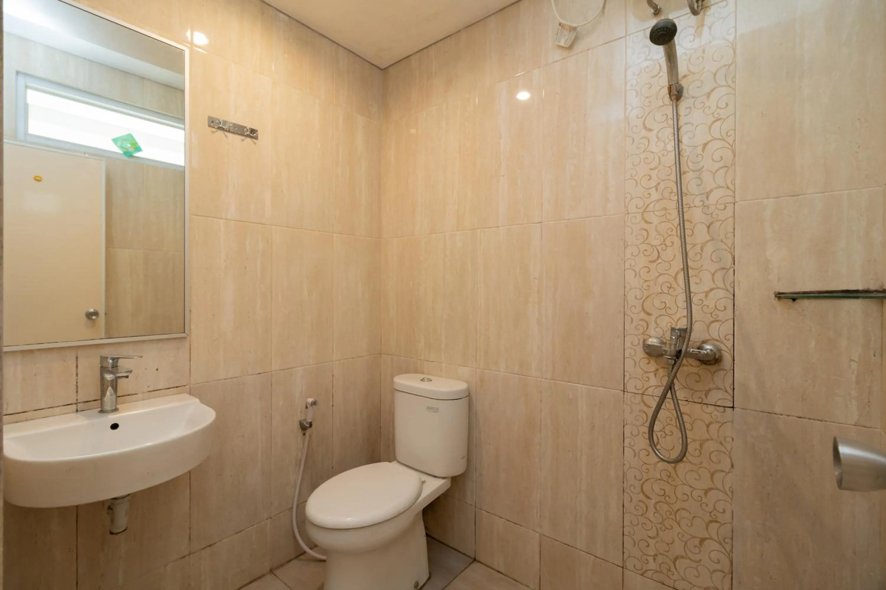 Bathroom in RedDoorz Syariah near Prasetya Mulya Cilandak campus