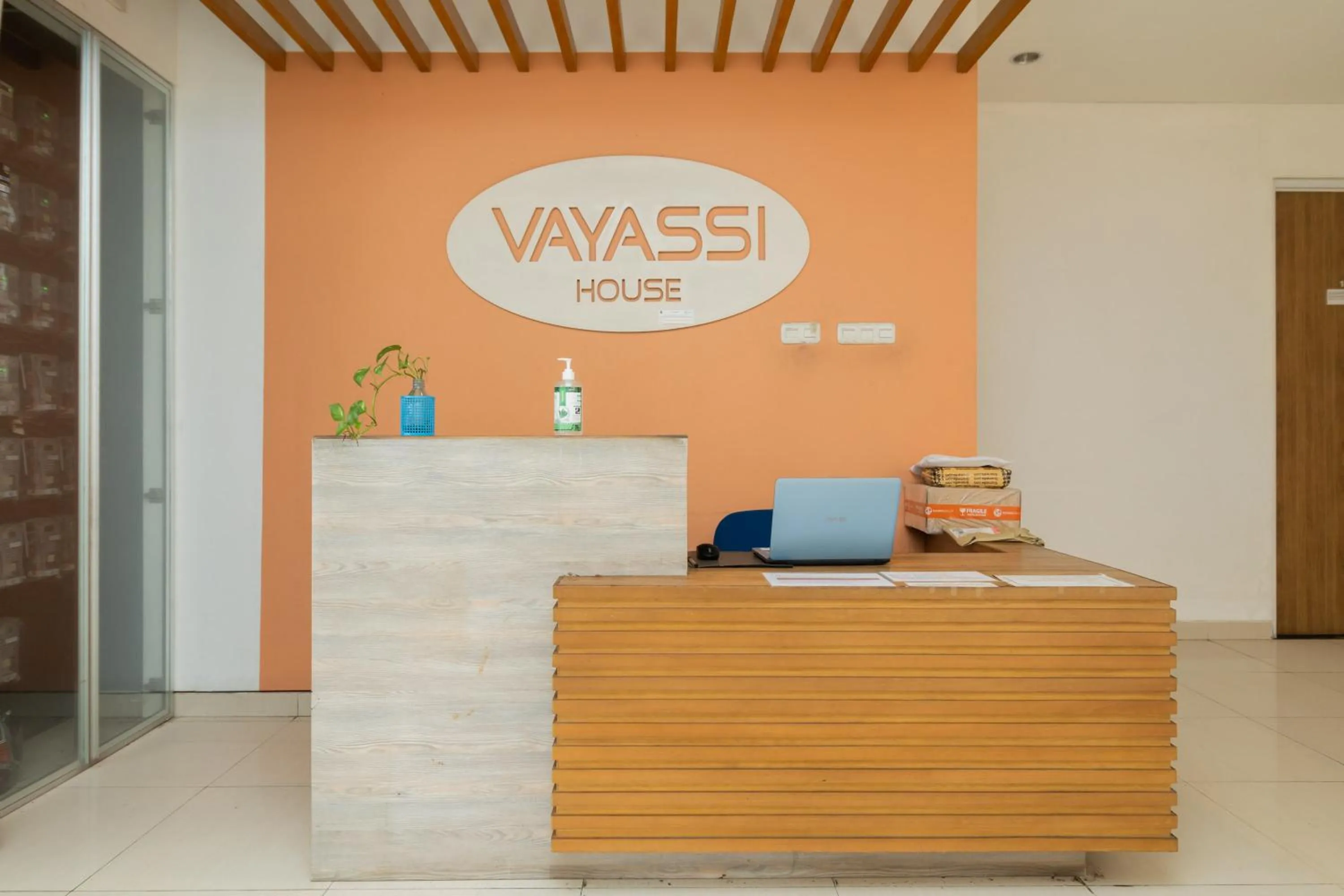 Lobby or reception in RedDoorz Syariah near Prasetya Mulya Cilandak campus