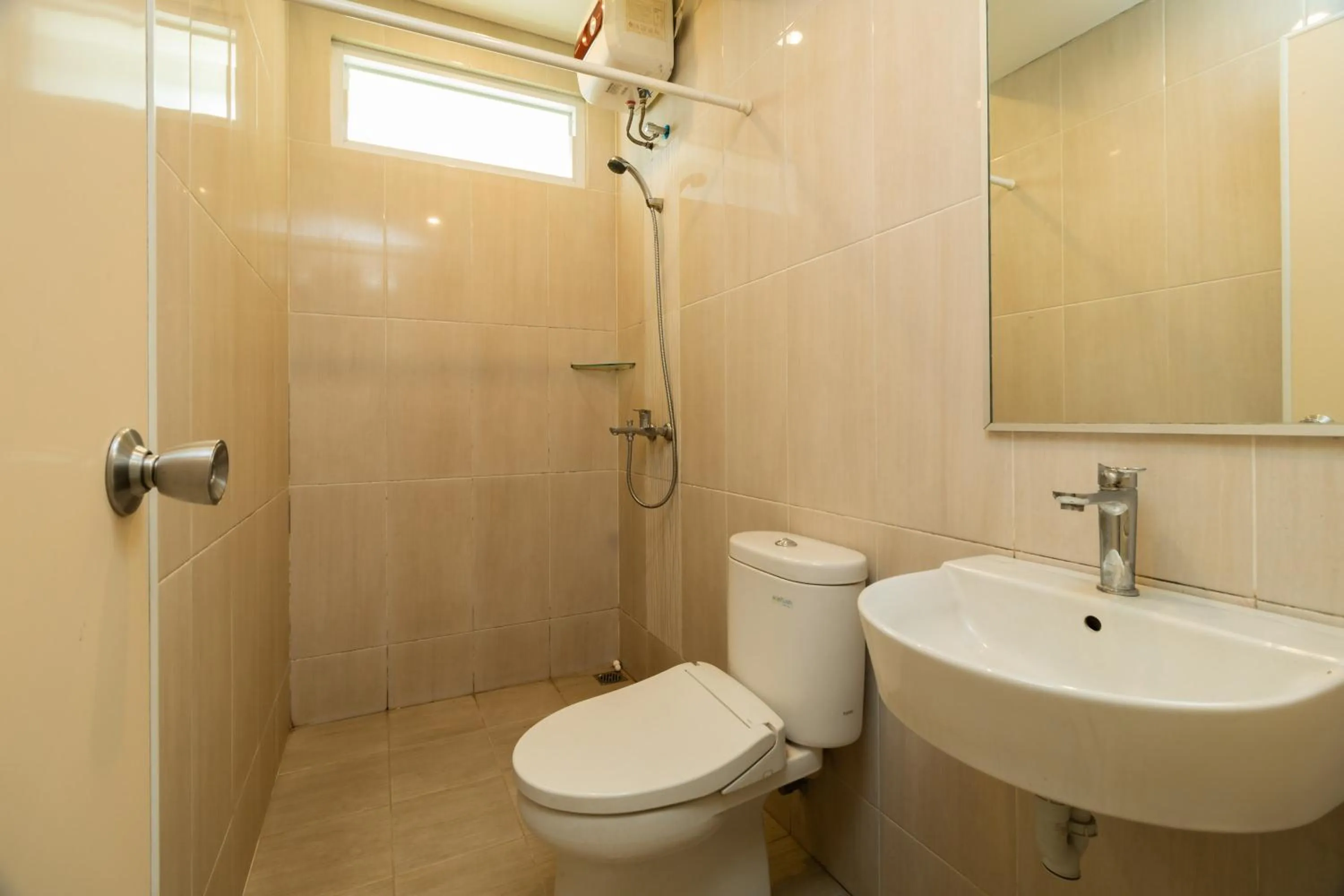 Bathroom in RedDoorz Syariah near Prasetya Mulya Cilandak campus