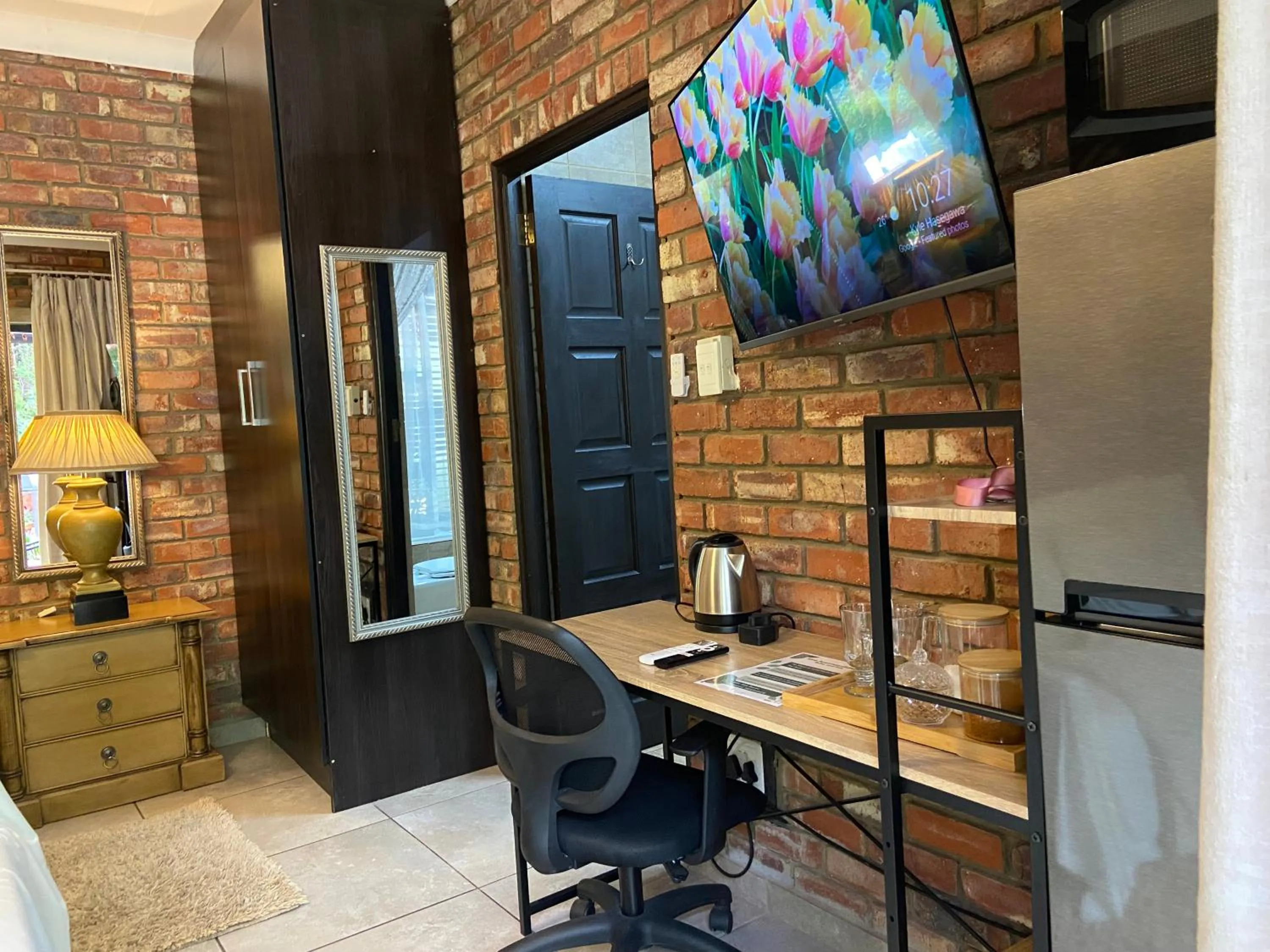 Kitchen or kitchenette in Aloe Guesthouse Klerksdorp