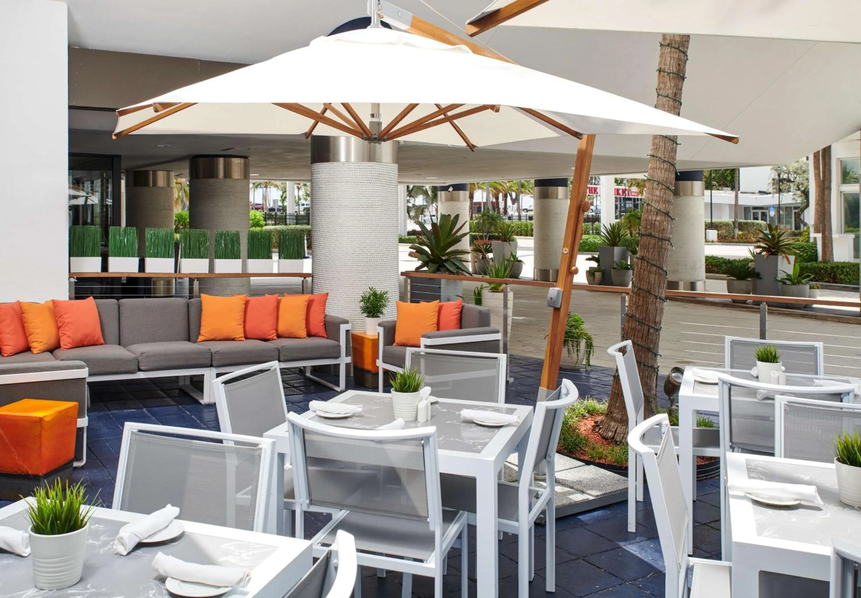 Lounge or bar in Bahia Mar Fort Lauderdale Beach - DoubleTree by Hilton