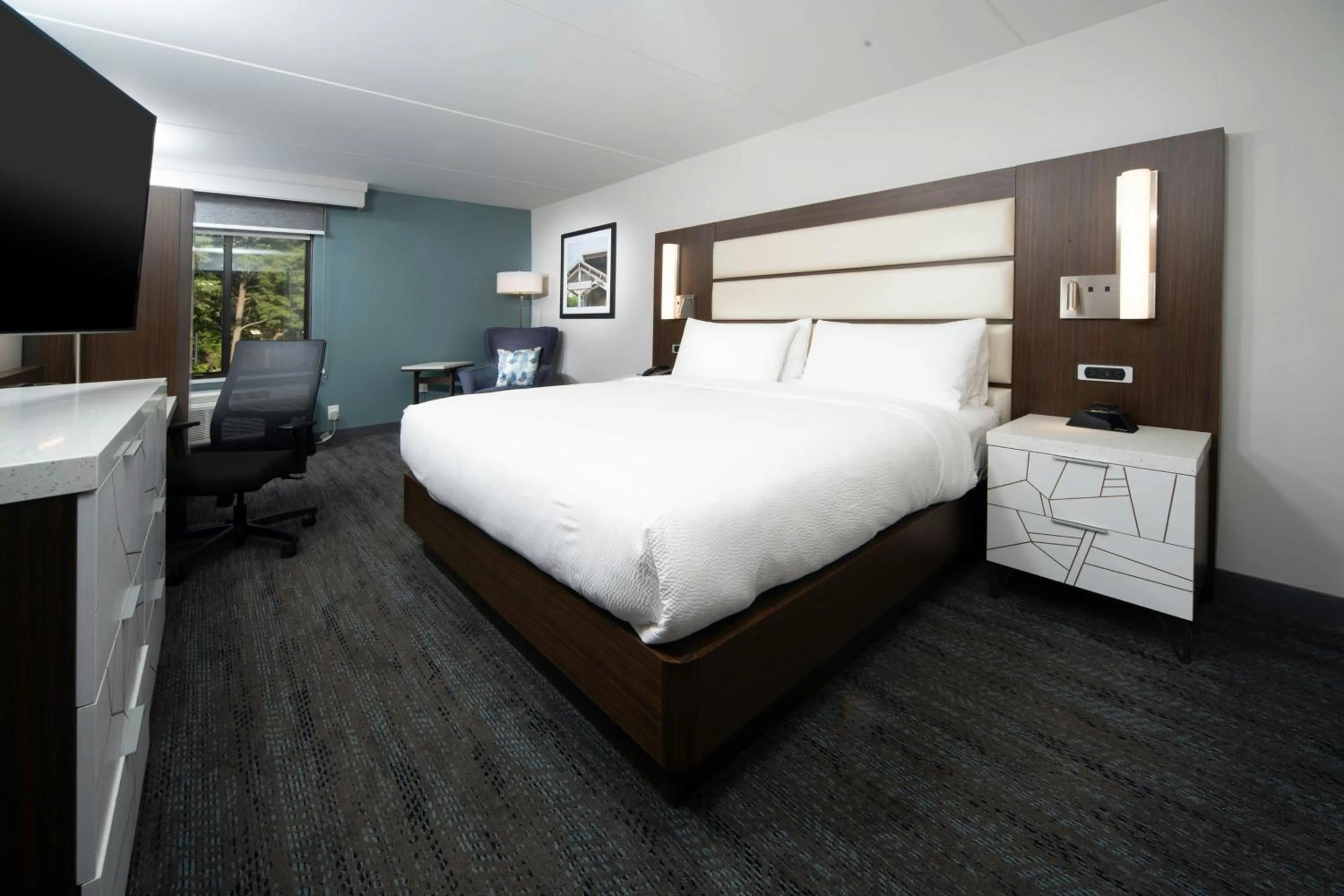 Photo of the whole room, Bed in Four Points by Sheraton Fayetteville Fort Bragg