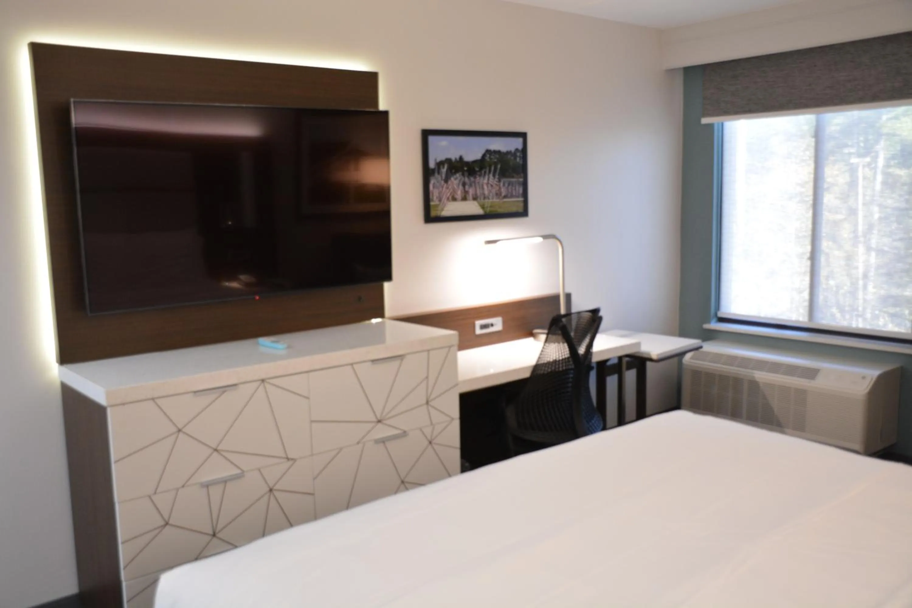 TV and multimedia, Bed in Four Points by Sheraton Fayetteville Fort Bragg