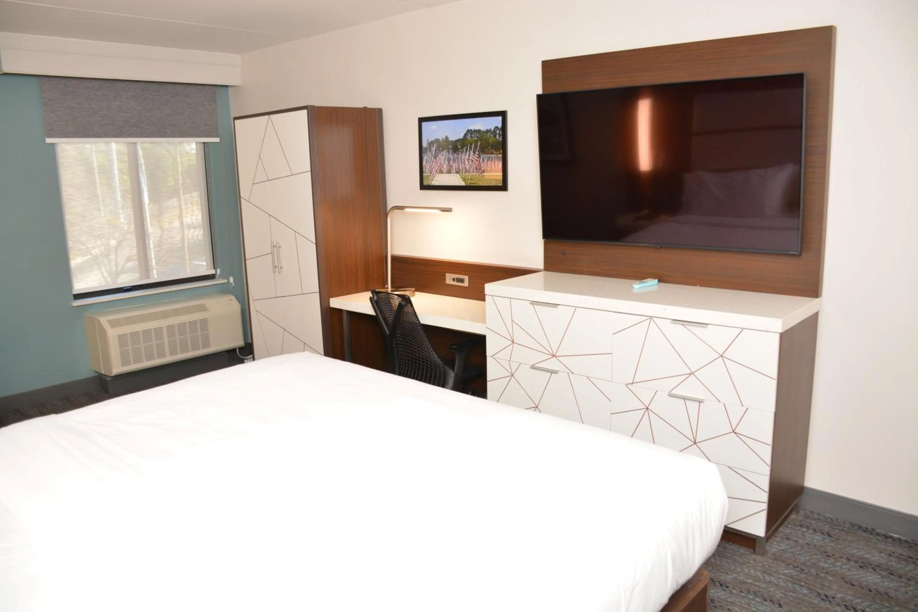 TV and multimedia, Bed in Four Points by Sheraton Fayetteville Fort Bragg