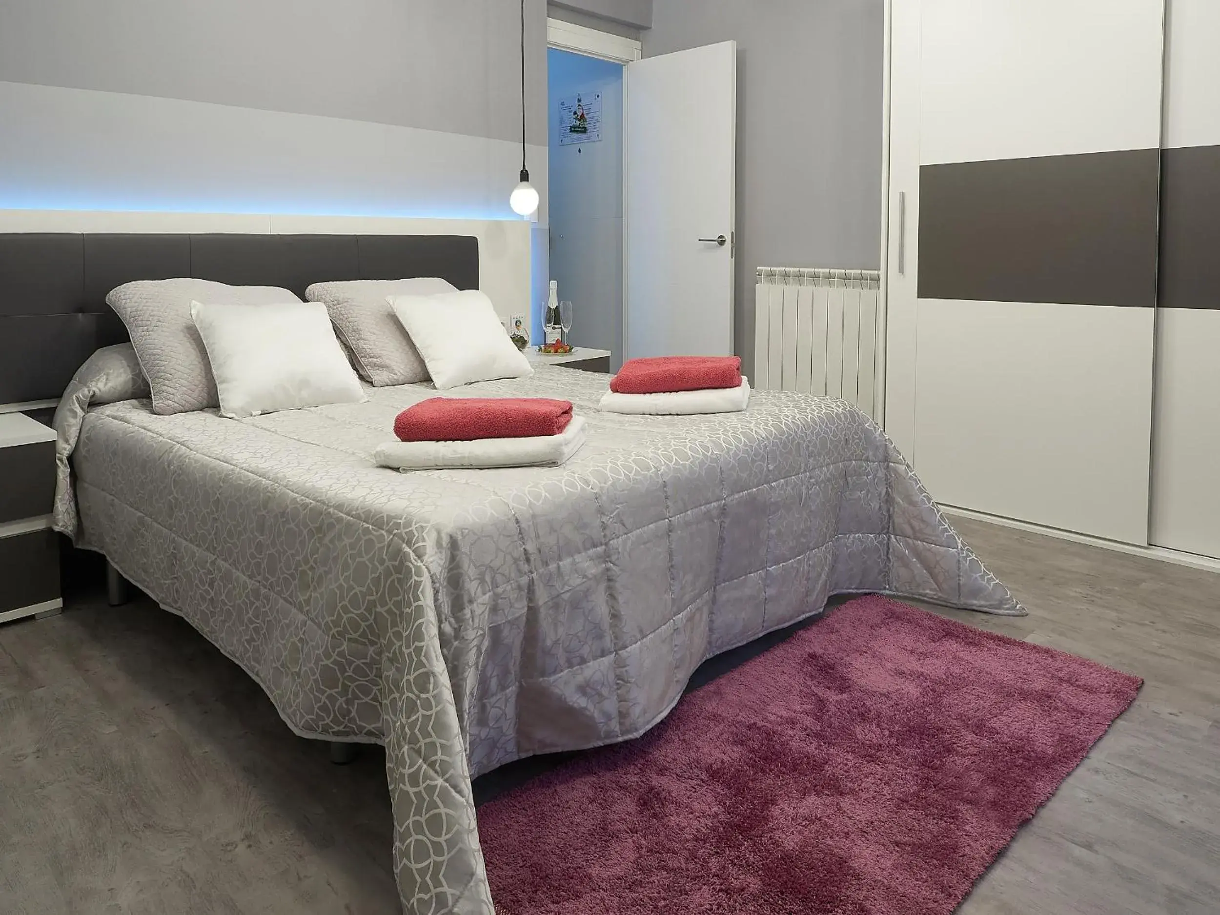 Entrevias Lodging - con Garaje y WIFI Entrevias Lodging - con Garaje y WIFI