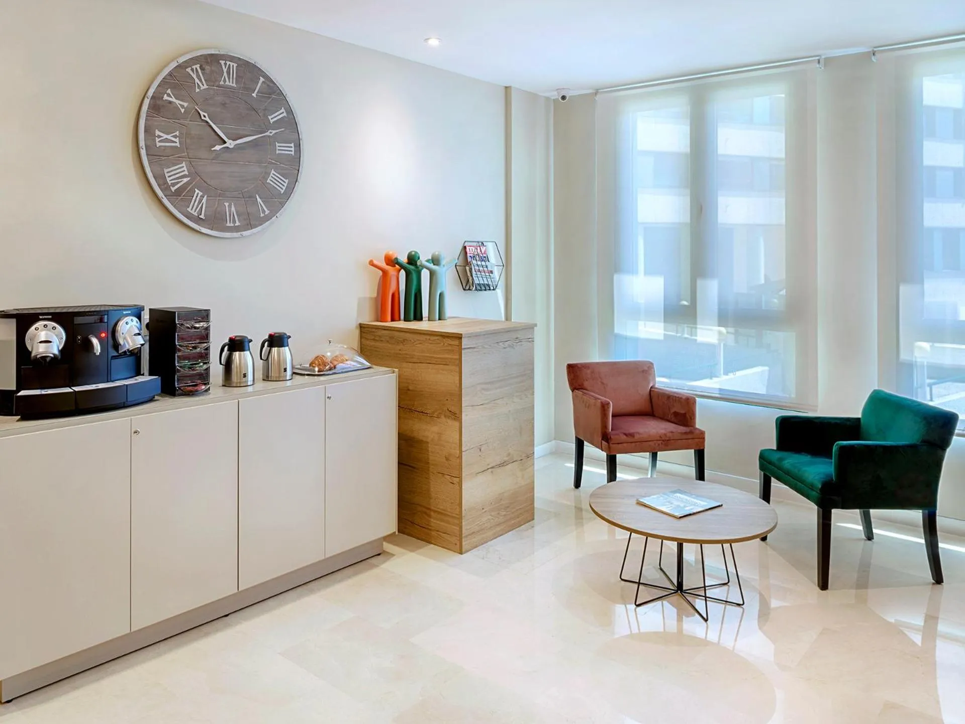 Communal lounge/ TV room in Opera House Valencia B&B