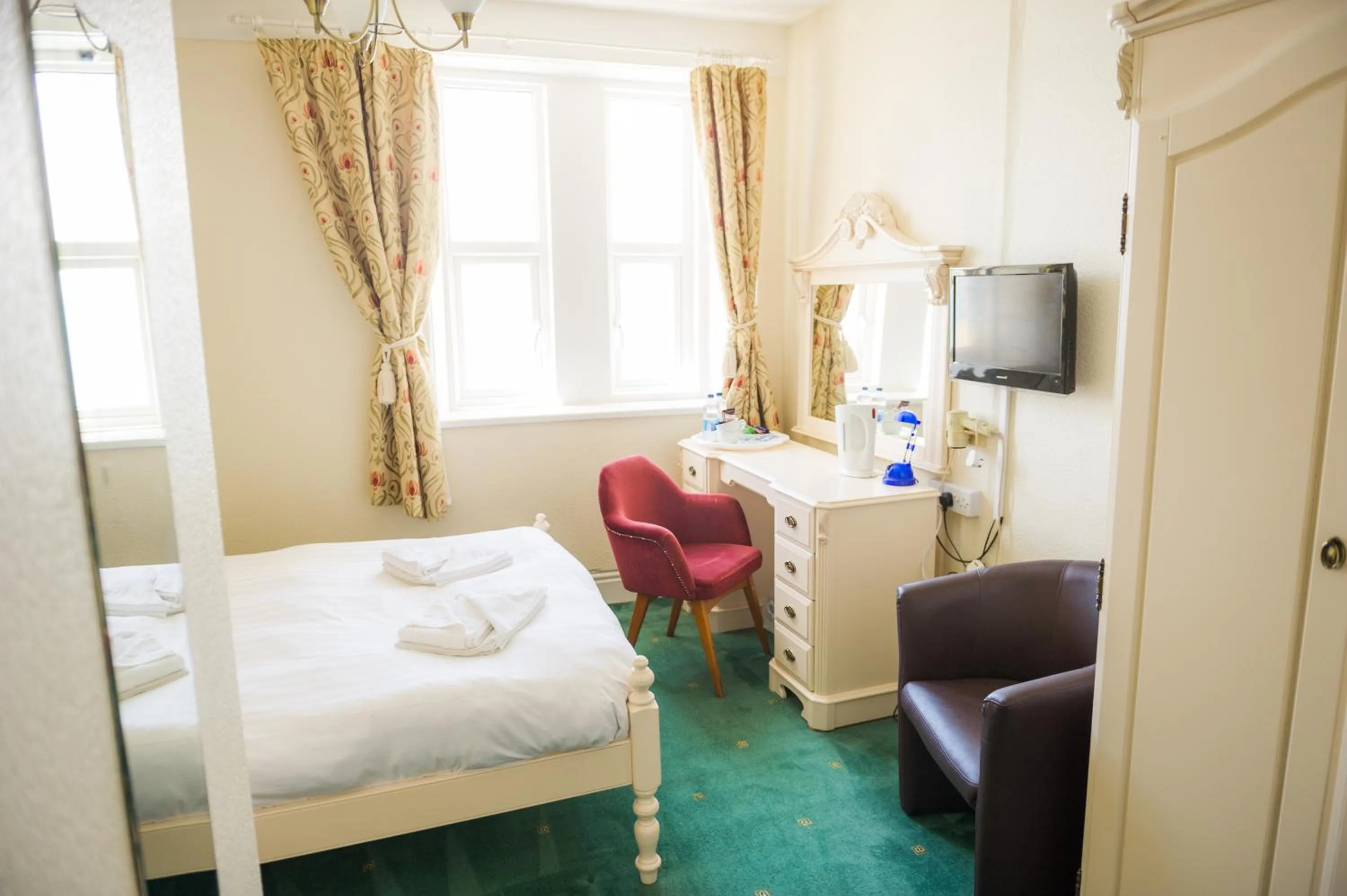 Photo of the whole room, Bed in Queensbridge Hotel