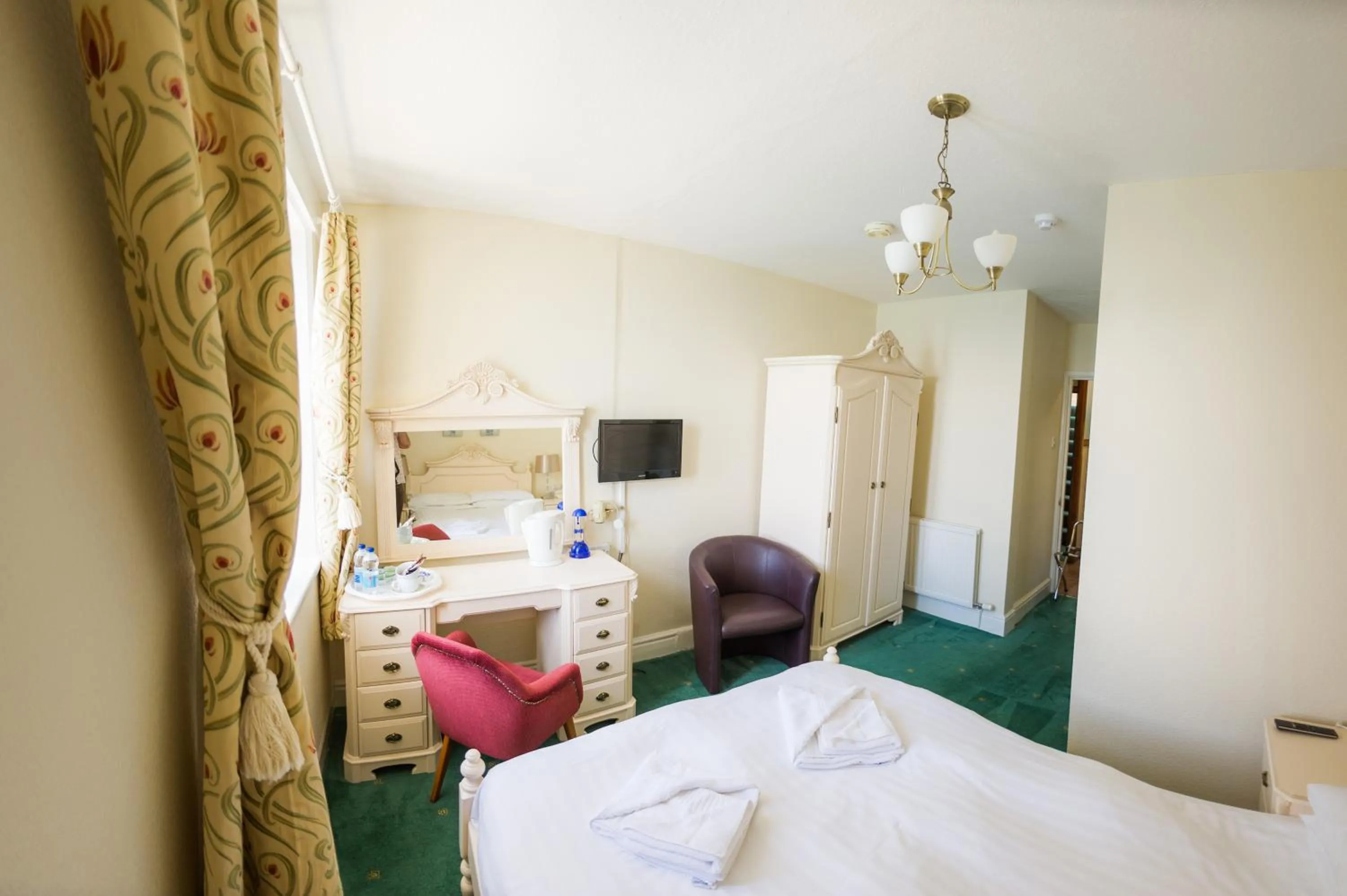 Bed in Queensbridge Hotel