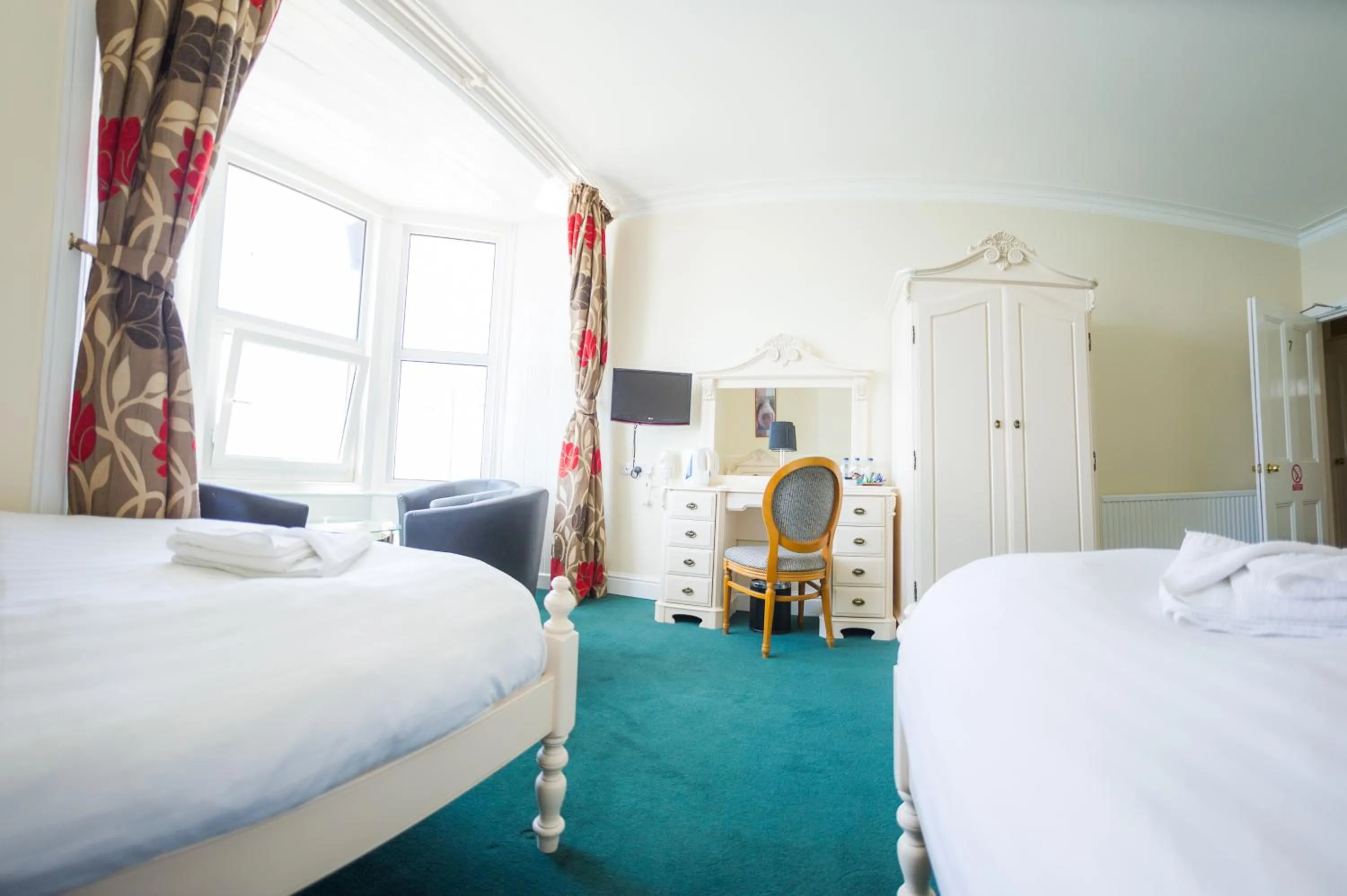 Photo of the whole room, Bed in Queensbridge Hotel