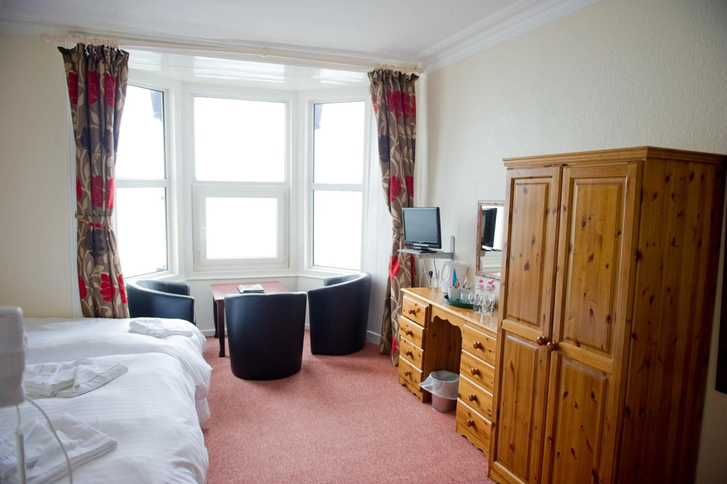 Photo of the whole room, Bed in Queensbridge Hotel