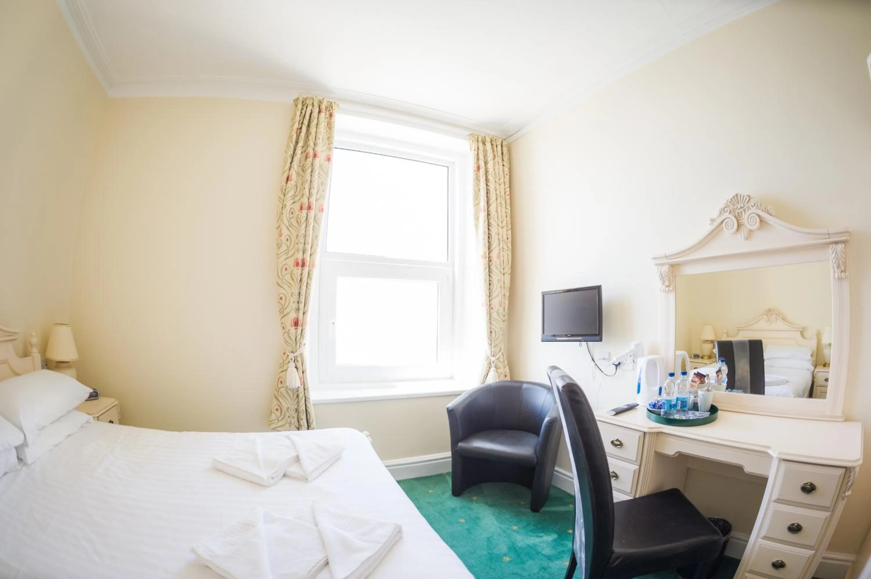 Photo of the whole room, Bed in Queensbridge Hotel