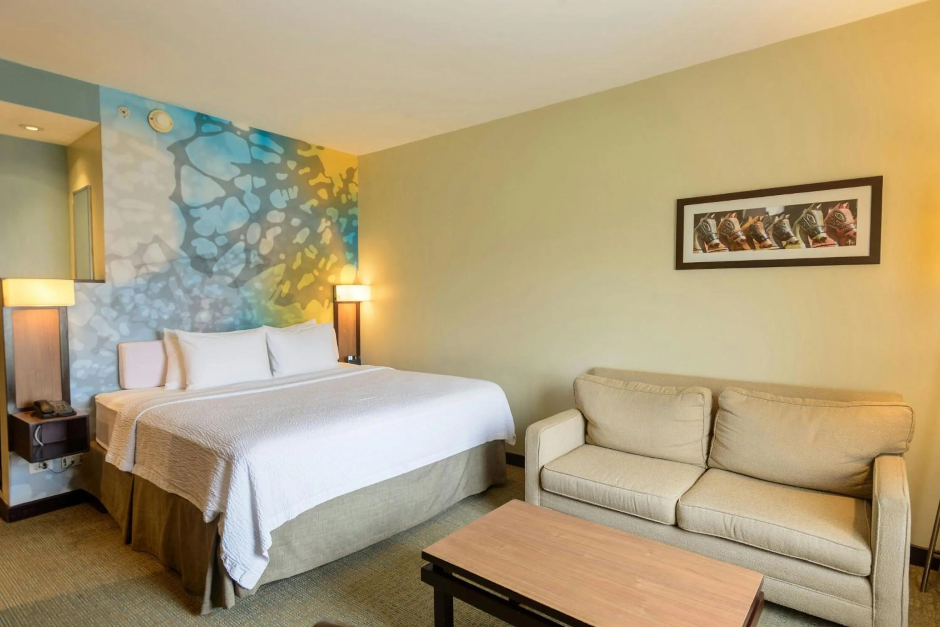 Photo of the whole room, Bed in Courtyard by Marriott San Salvador