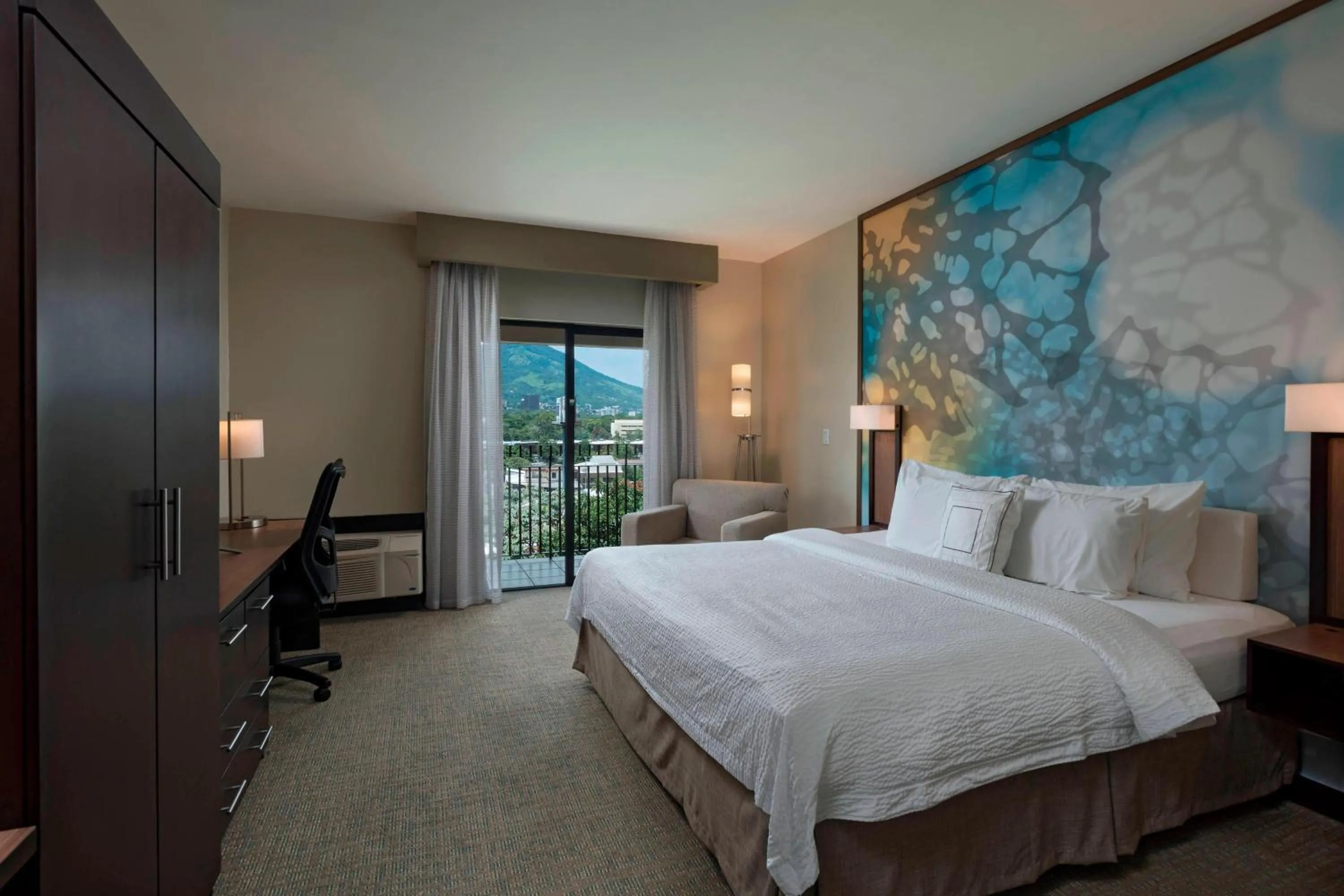 Photo of the whole room, Bed in Courtyard by Marriott San Salvador