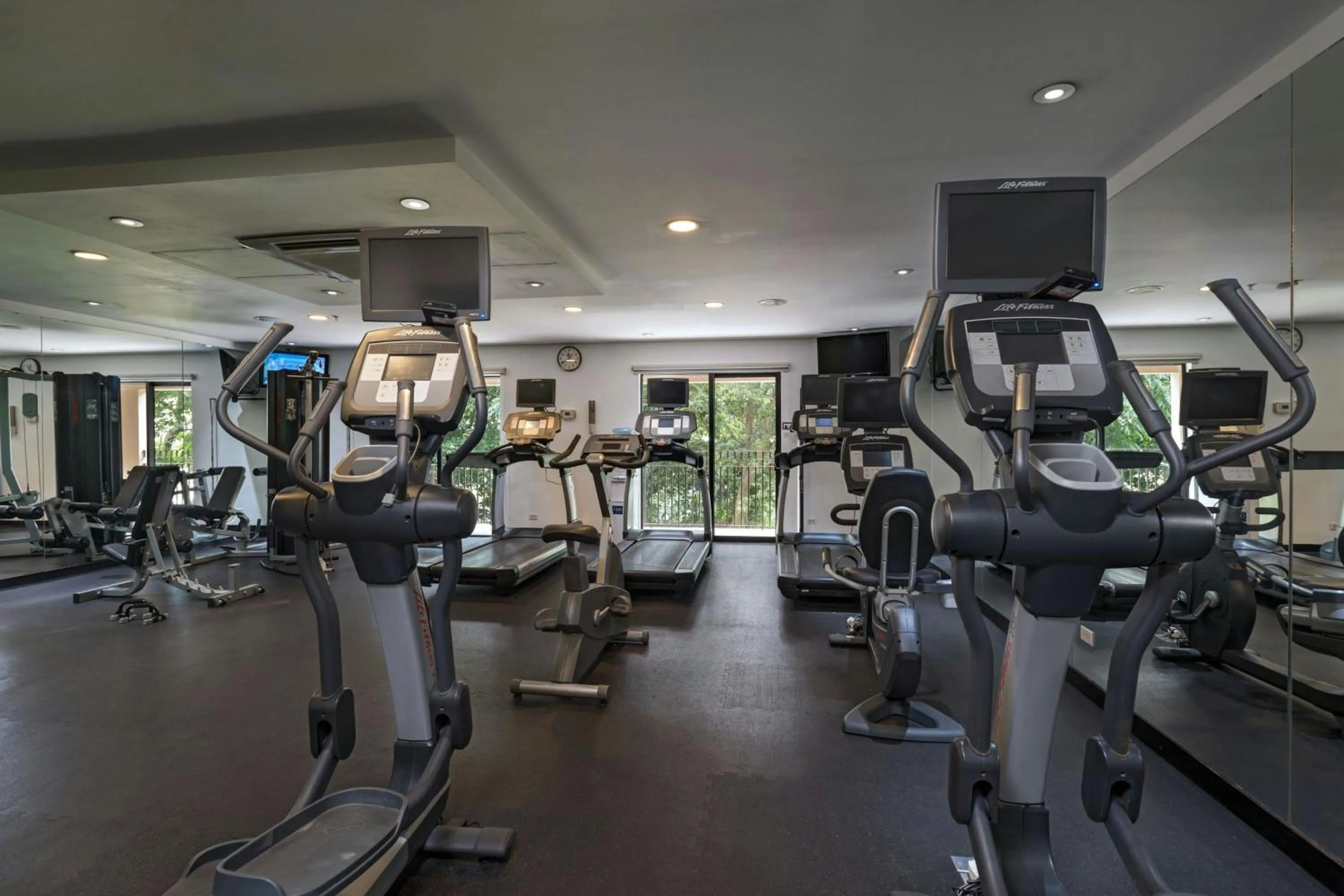 Fitness centre/facilities in Courtyard by Marriott San Salvador