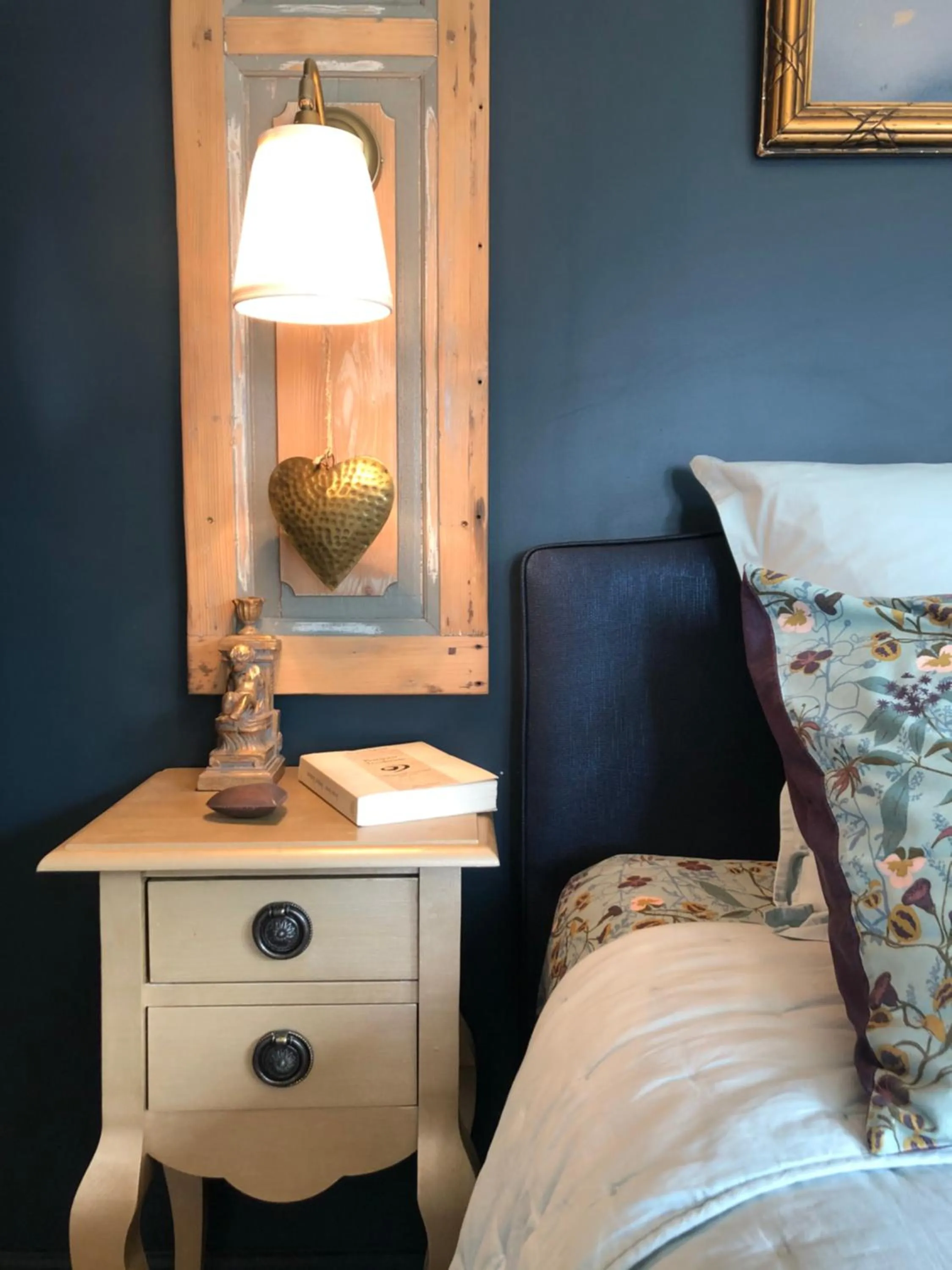 Decorative detail, Bed in Les intérieurs d'Angèle