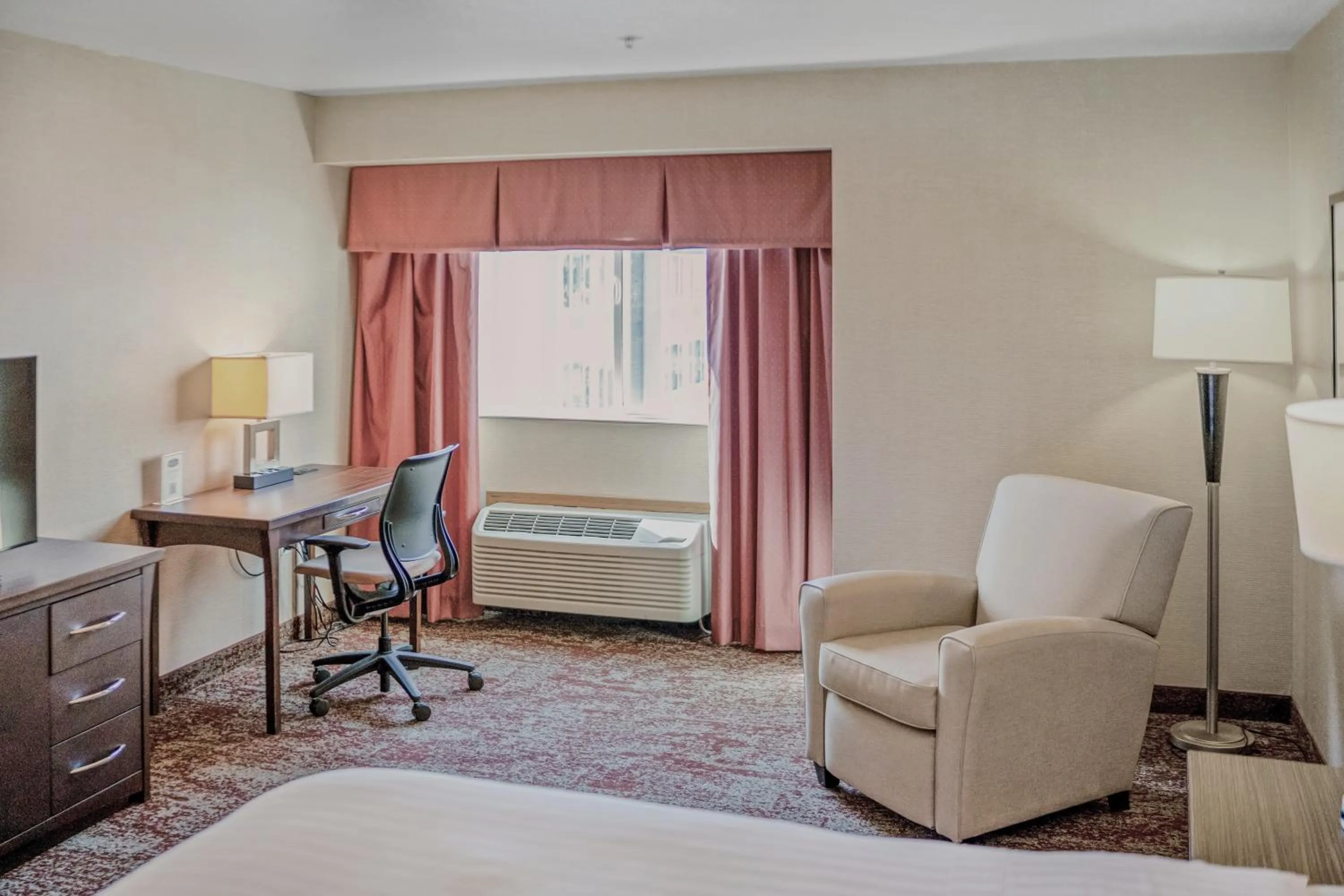 Seating area, Bed in Crystal Inn Hotel & Suites - Salt Lake City