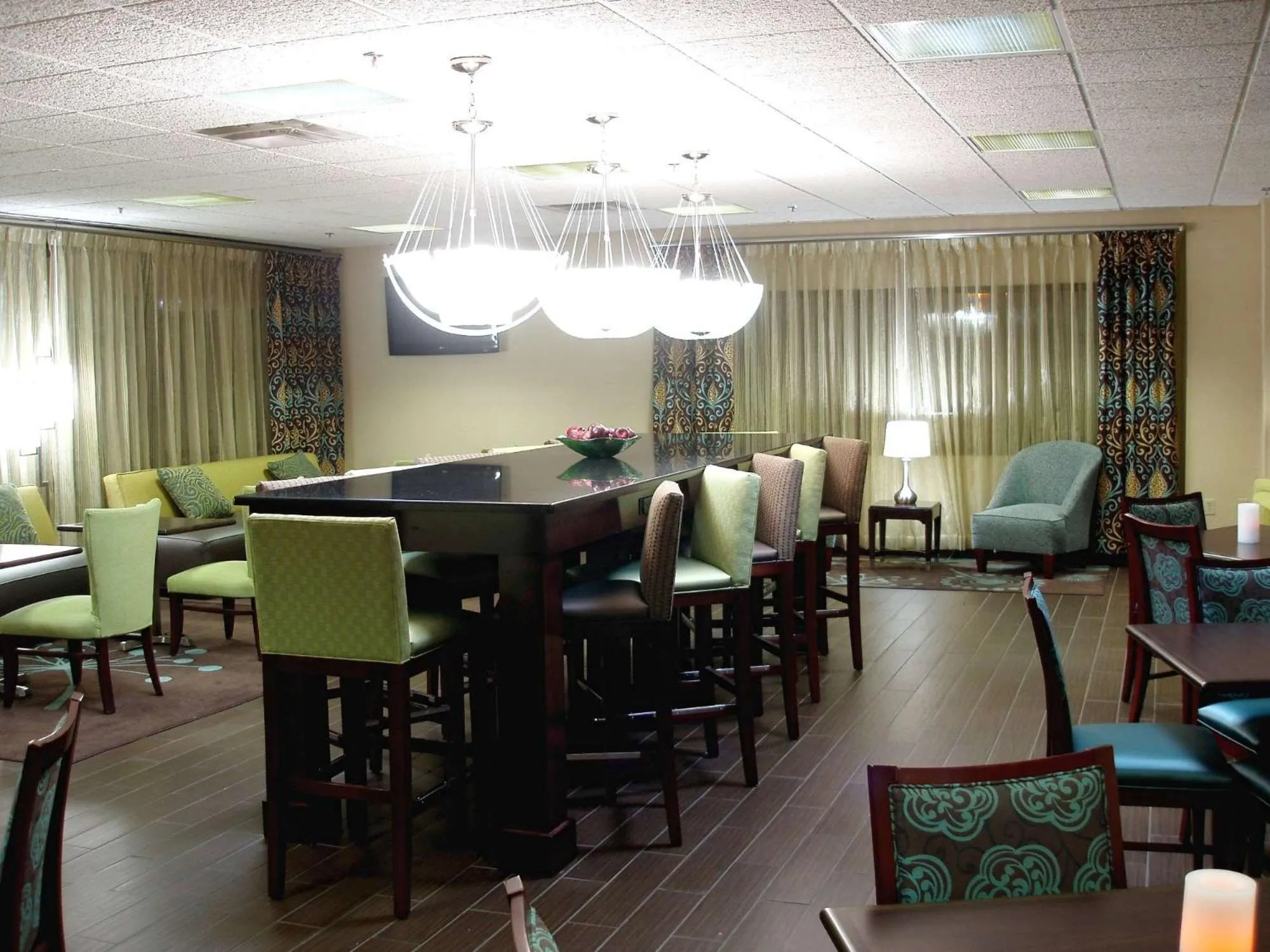 Dining area in Hampton Inn Richmond KY