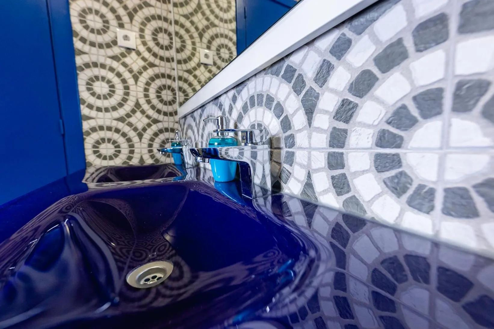 Toilet in Help Yourself Hostels - Parede