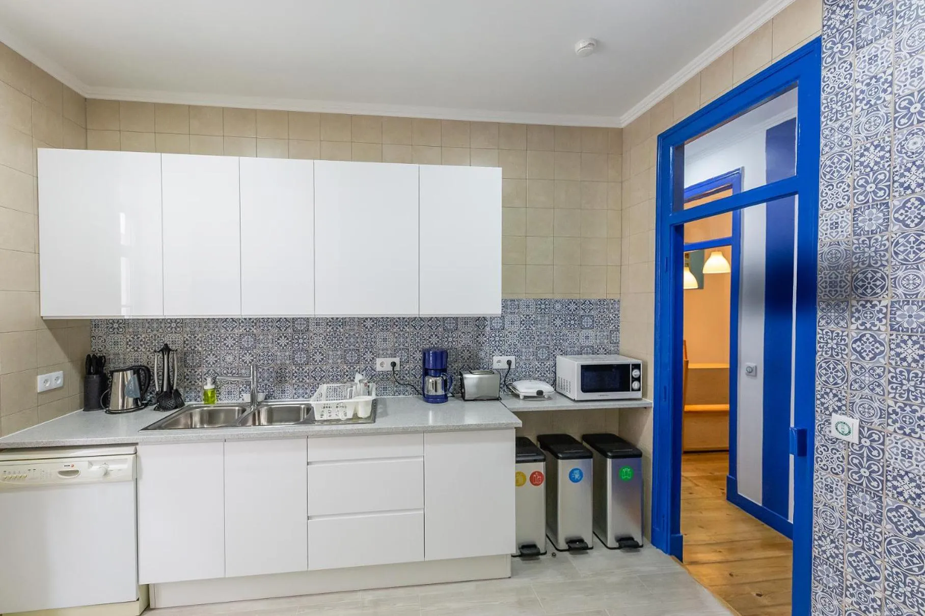 Communal kitchen in Help Yourself Hostels - Parede