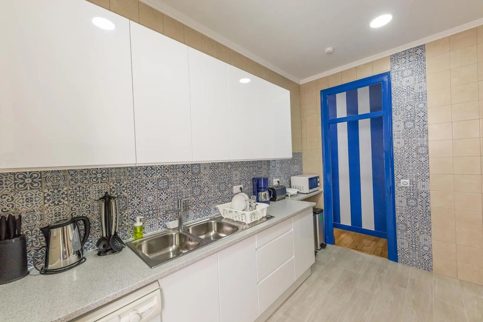 Communal kitchen in Help Yourself Hostels - Parede