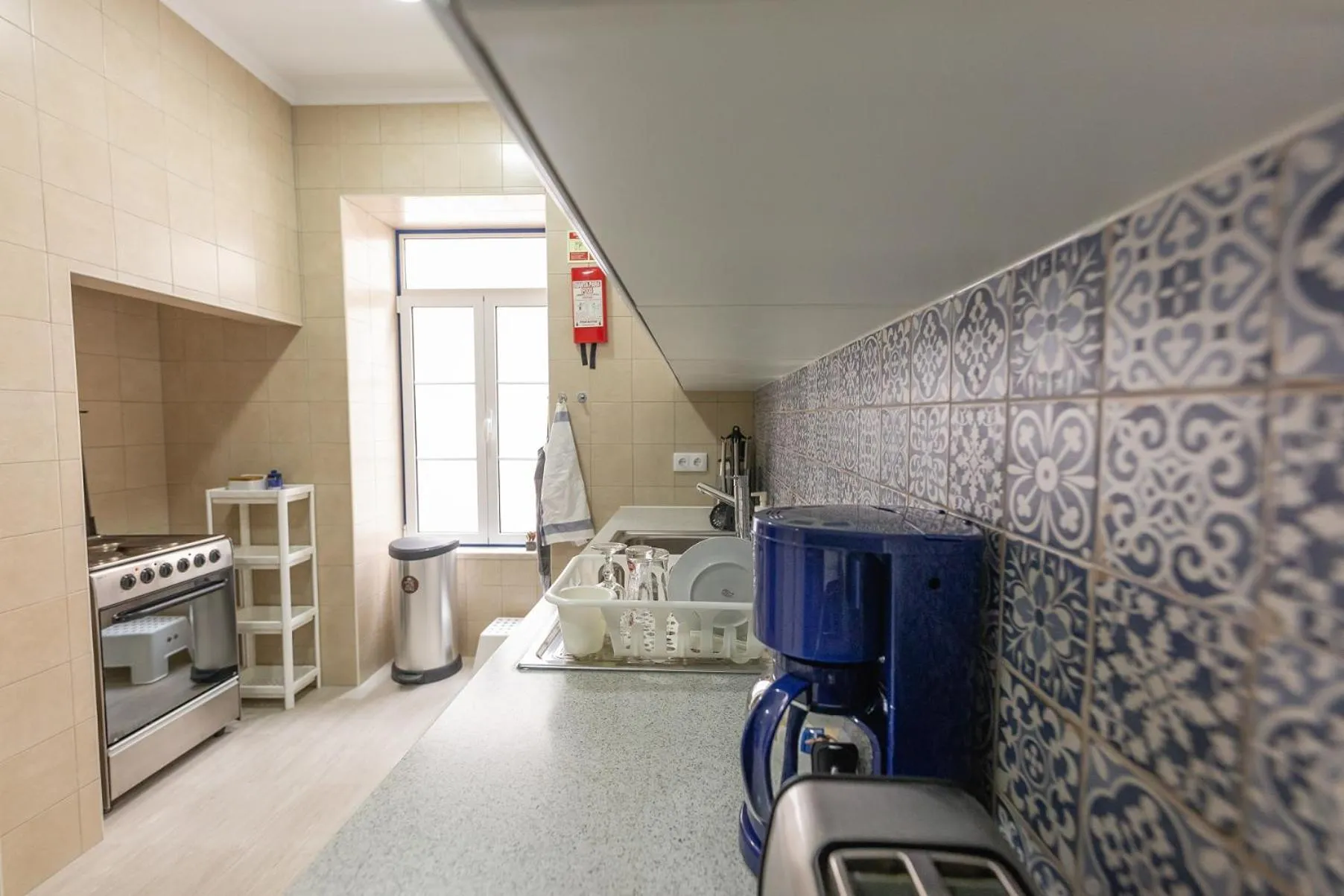 Communal kitchen, Bed in Help Yourself Hostels - Parede