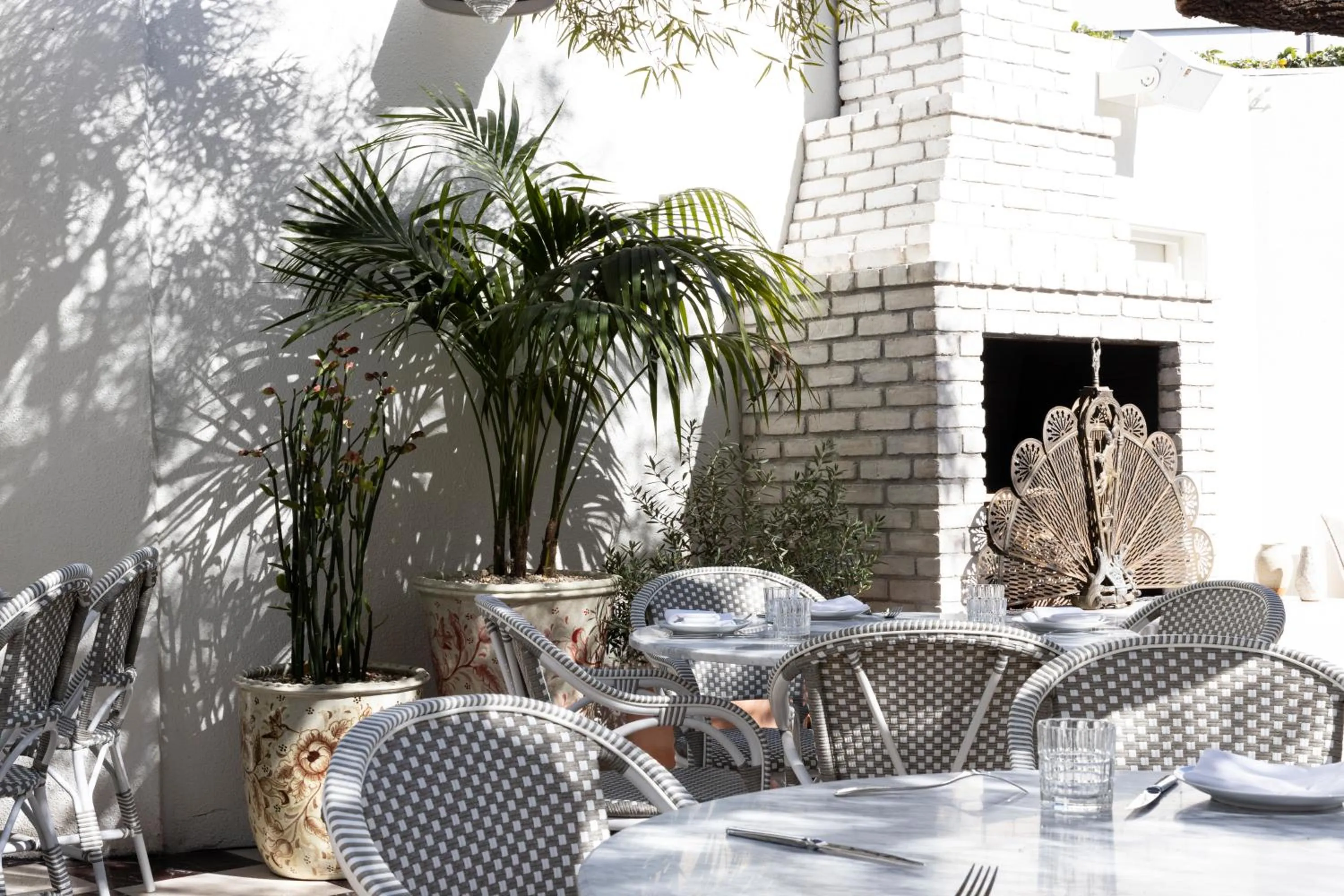 Restaurant/places to eat in Short Stories Hotel Near The Grove