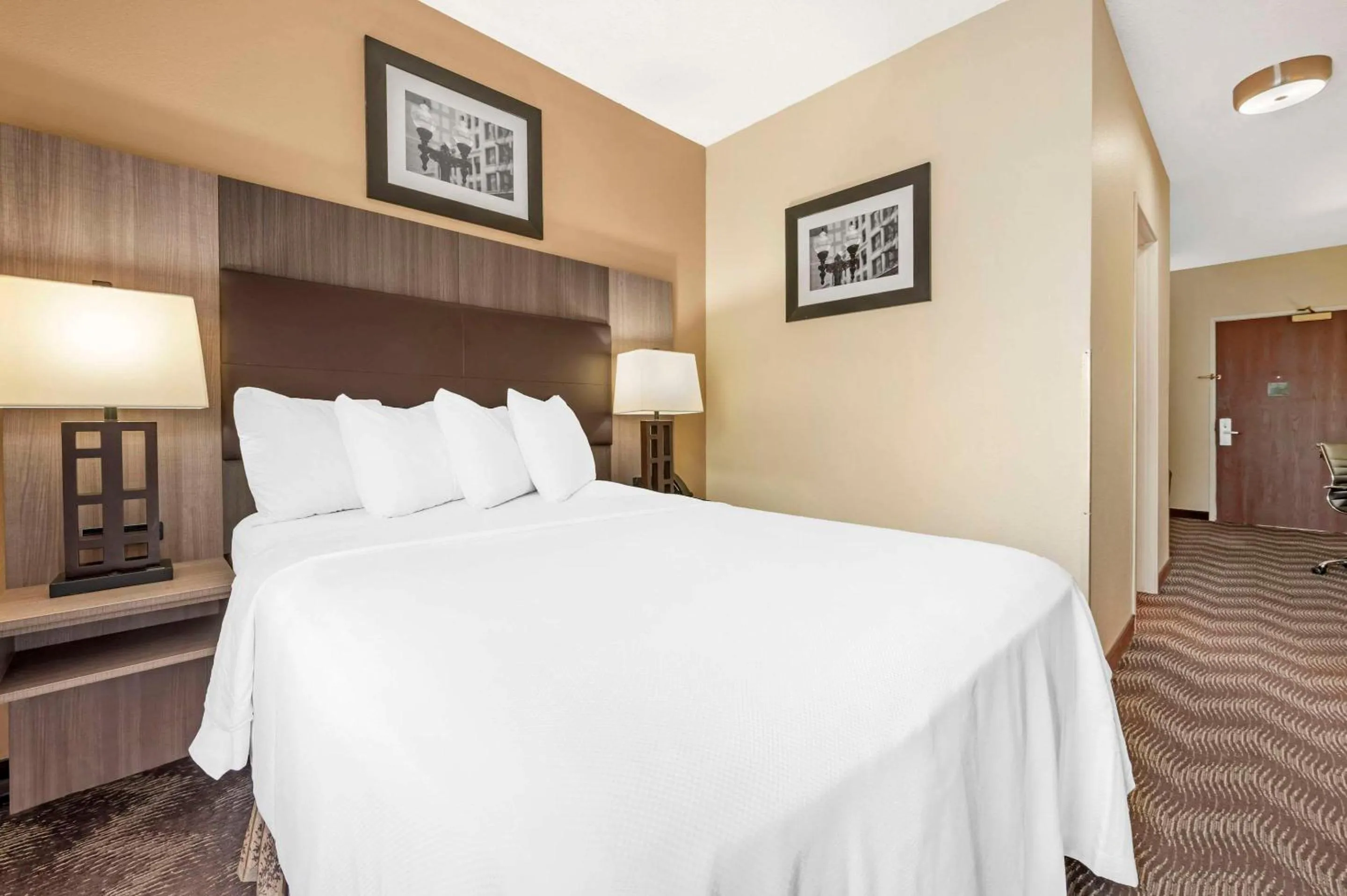 Bedroom, Bed in Quality Suites