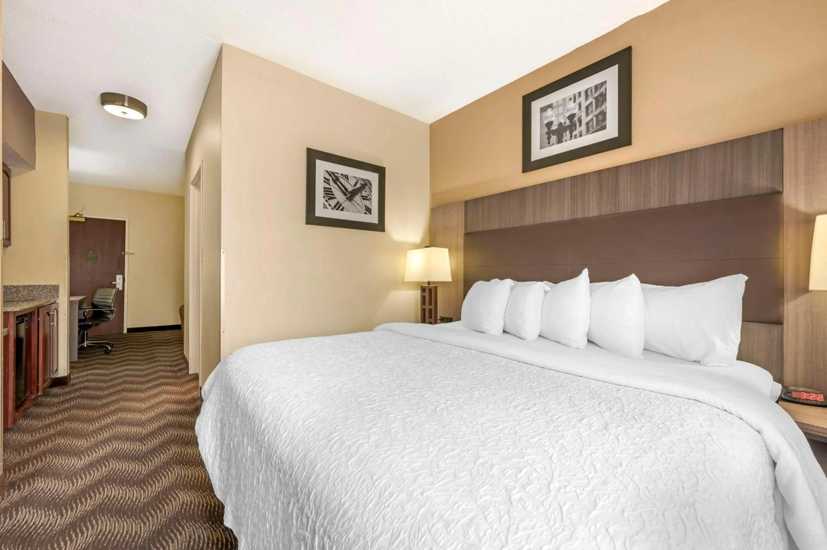 Bedroom, Bed in Quality Suites