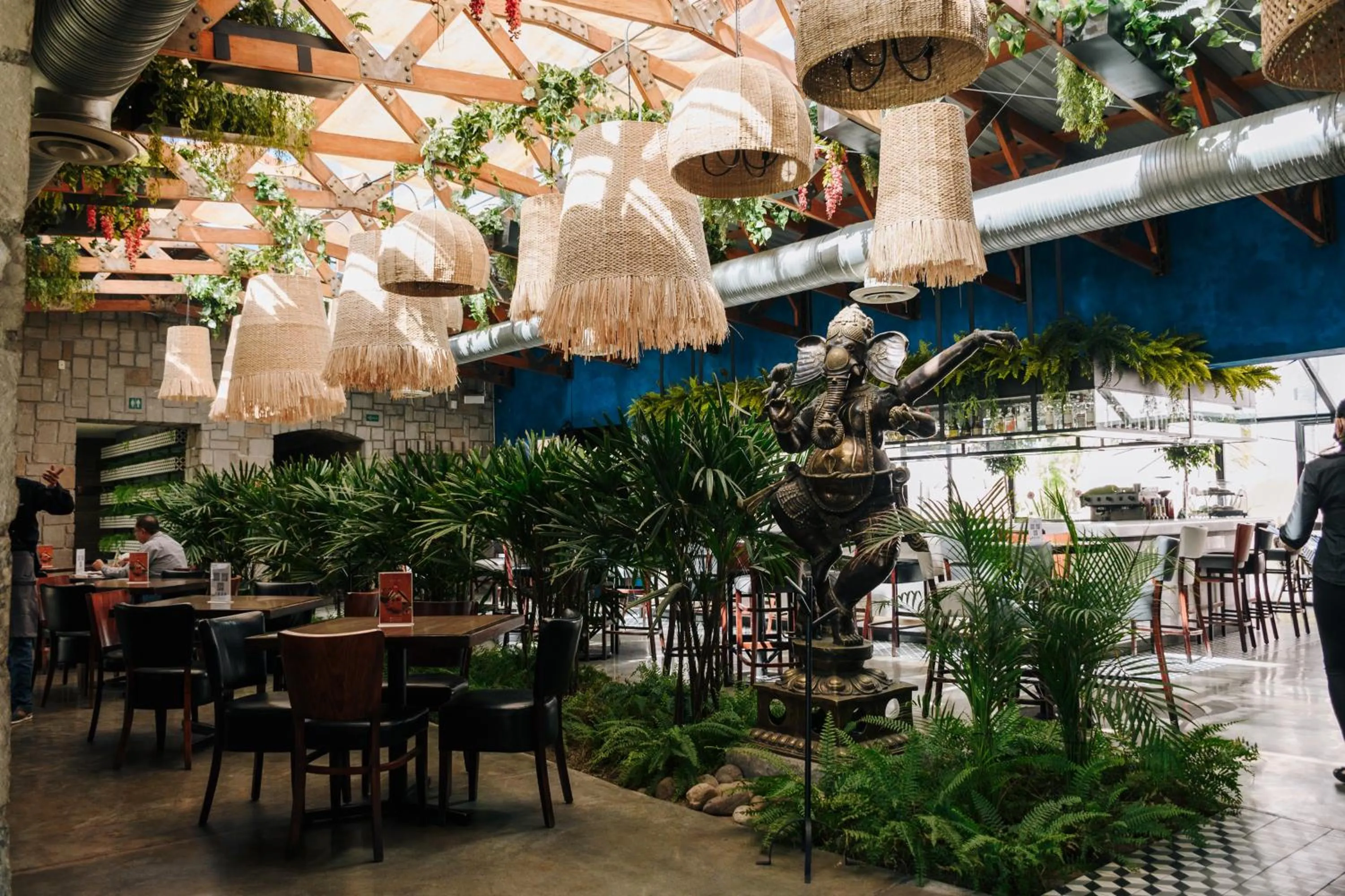 Restaurant/places to eat in Hotel Victoria Express