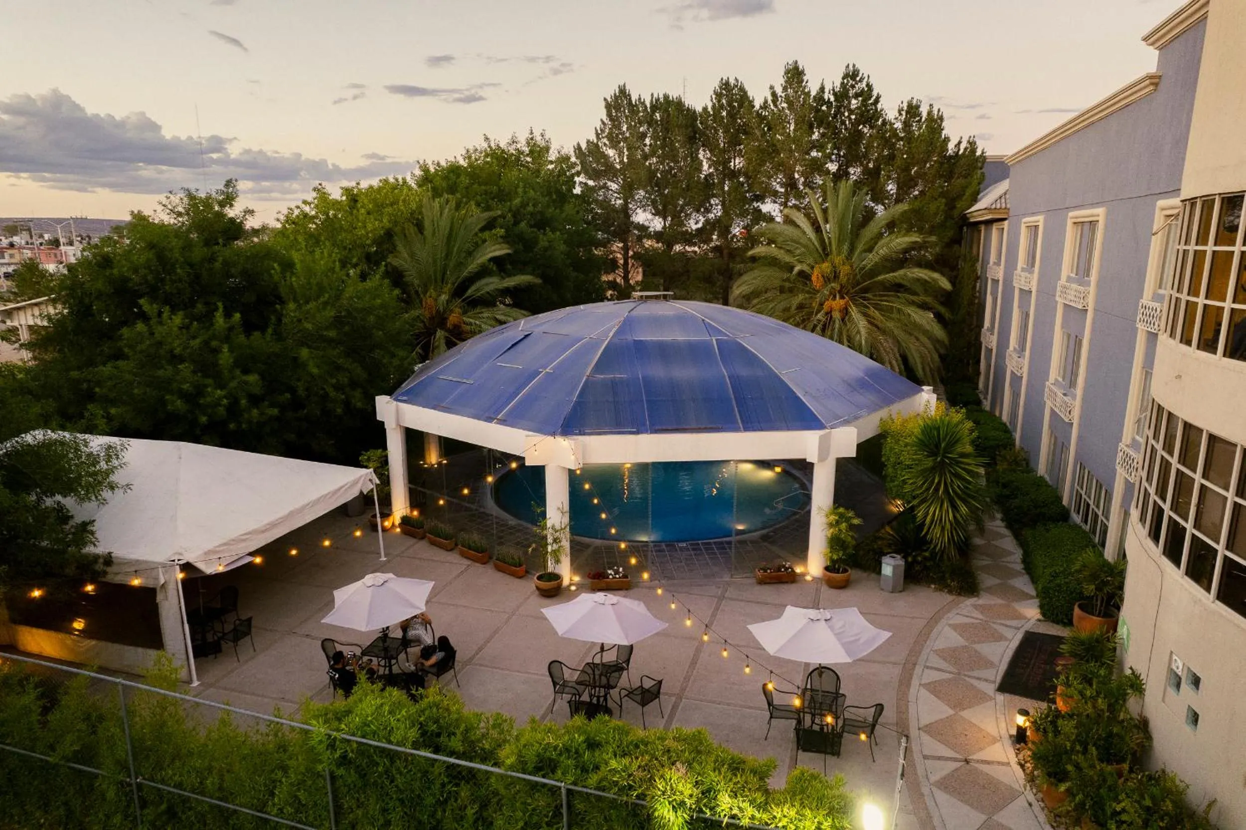 Swimming pool in Hotel Victoria Express