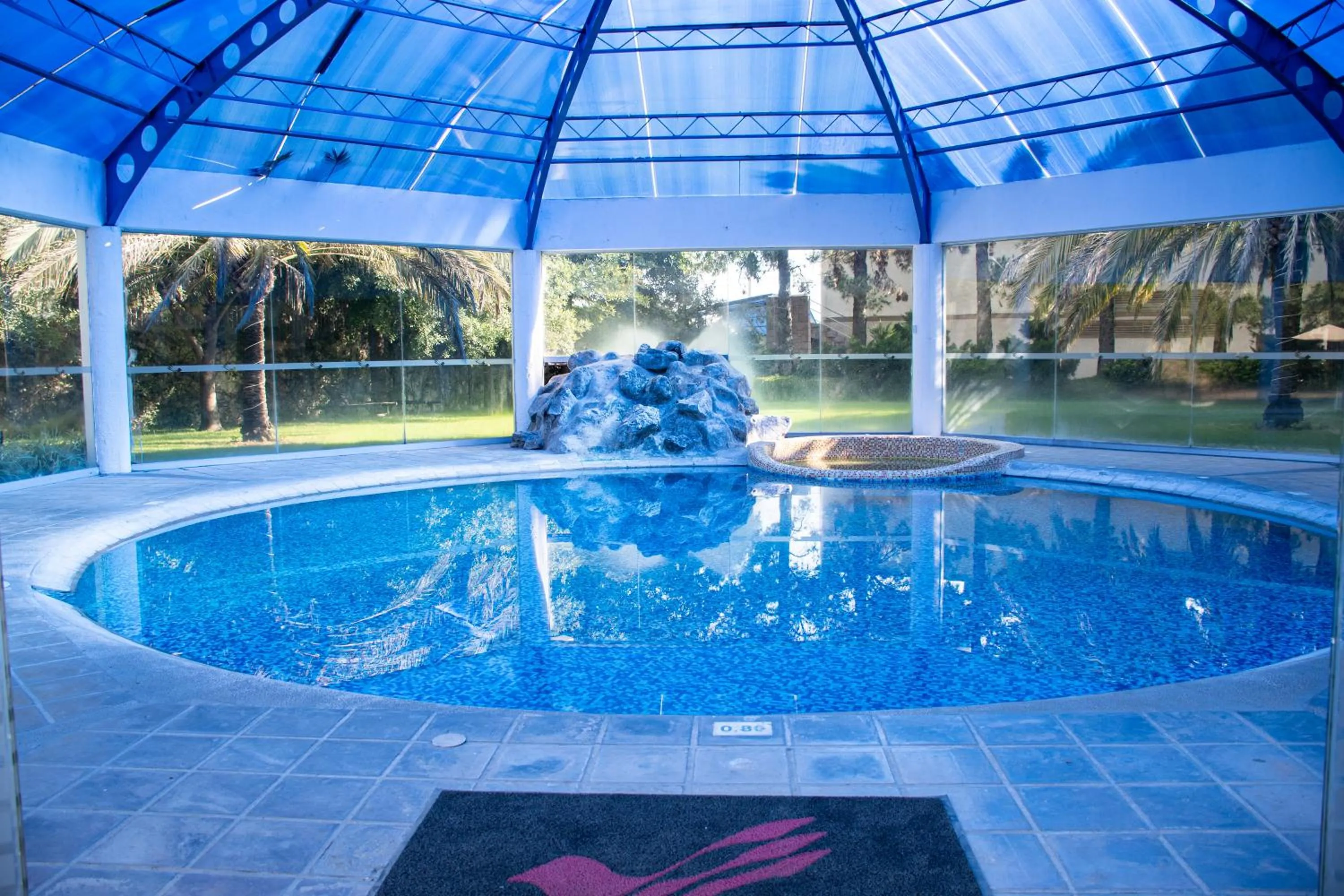 Swimming pool in Hotel Victoria Express