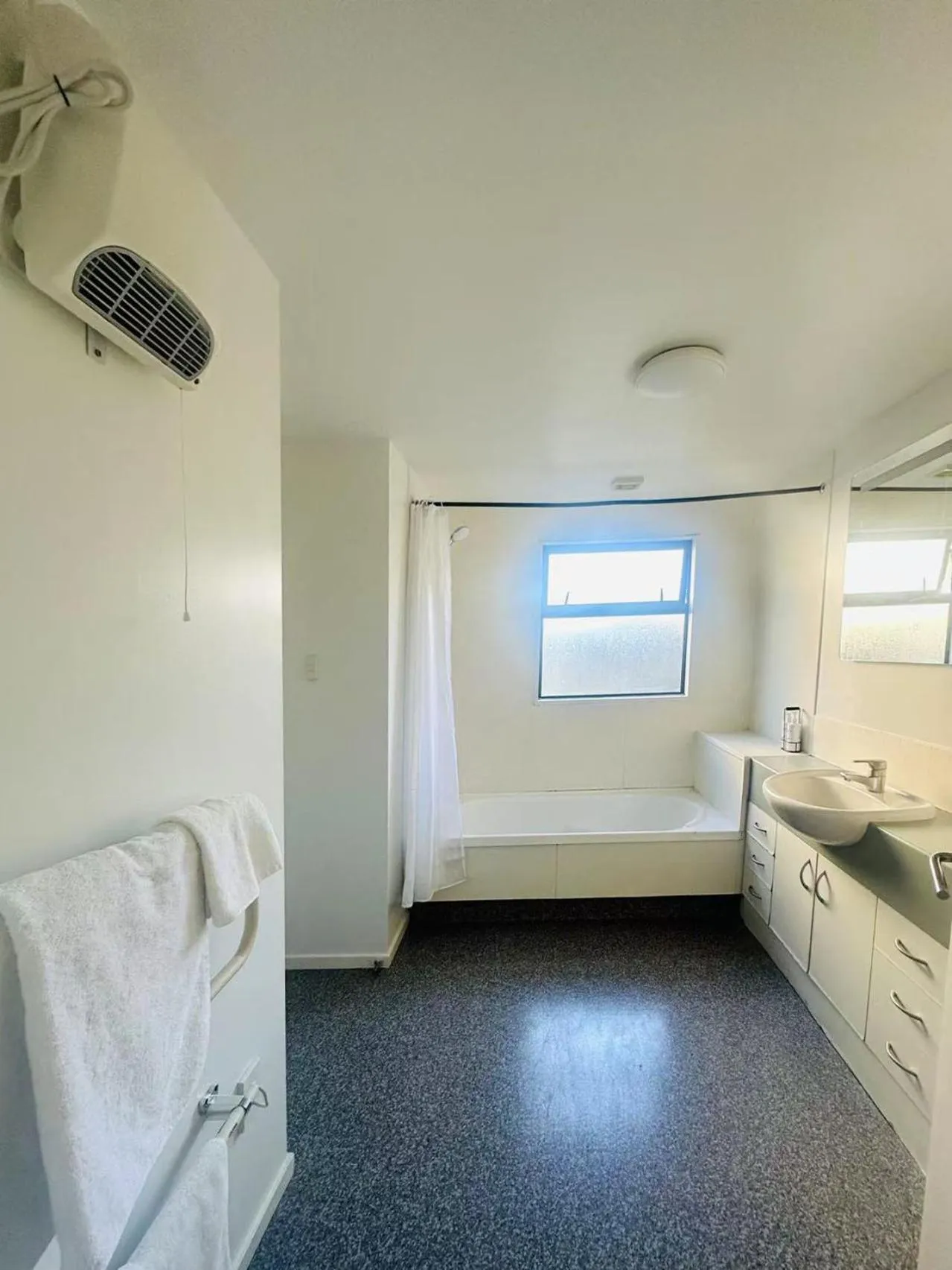 Bathroom, Bed in AAA Northlands Motel