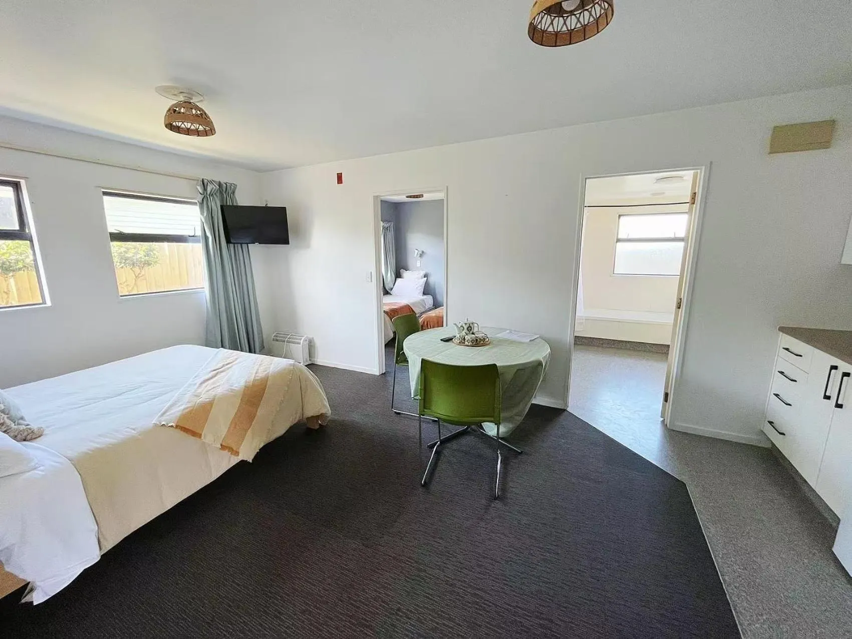 Living room, Bed in AAA Northlands Motel