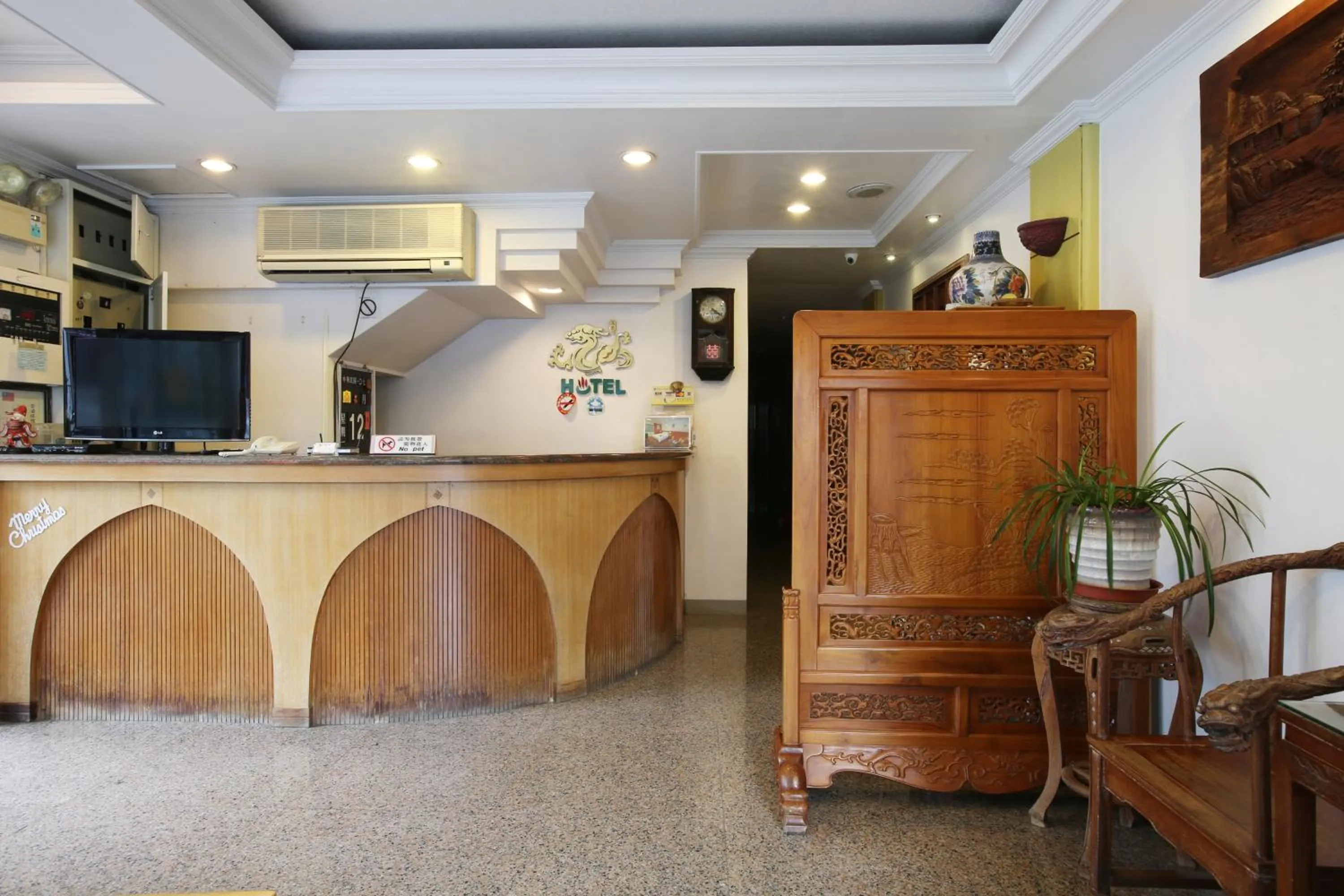 Communal lounge/ TV room in Long Shan Hotel