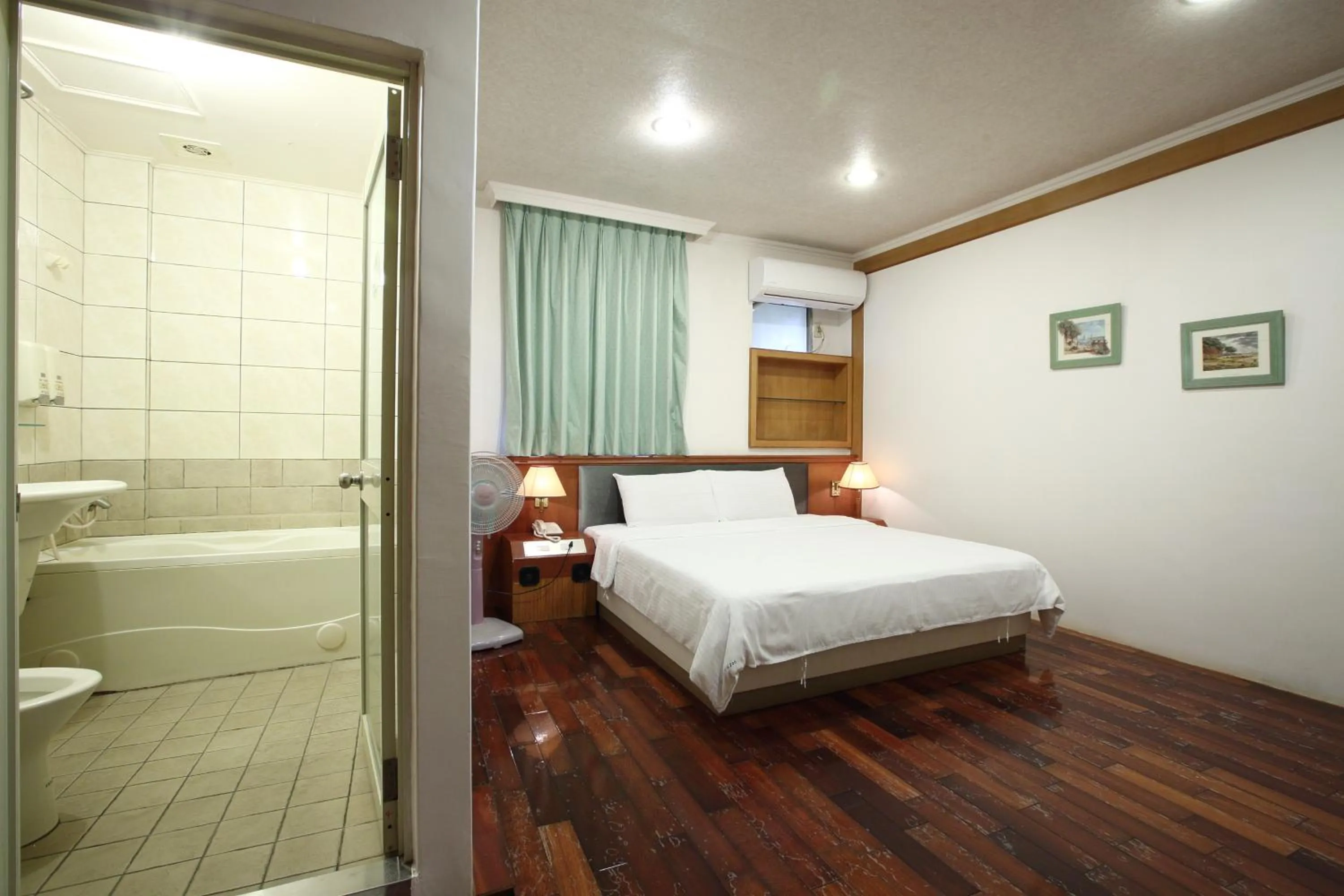 Bed in Long Shan Hotel