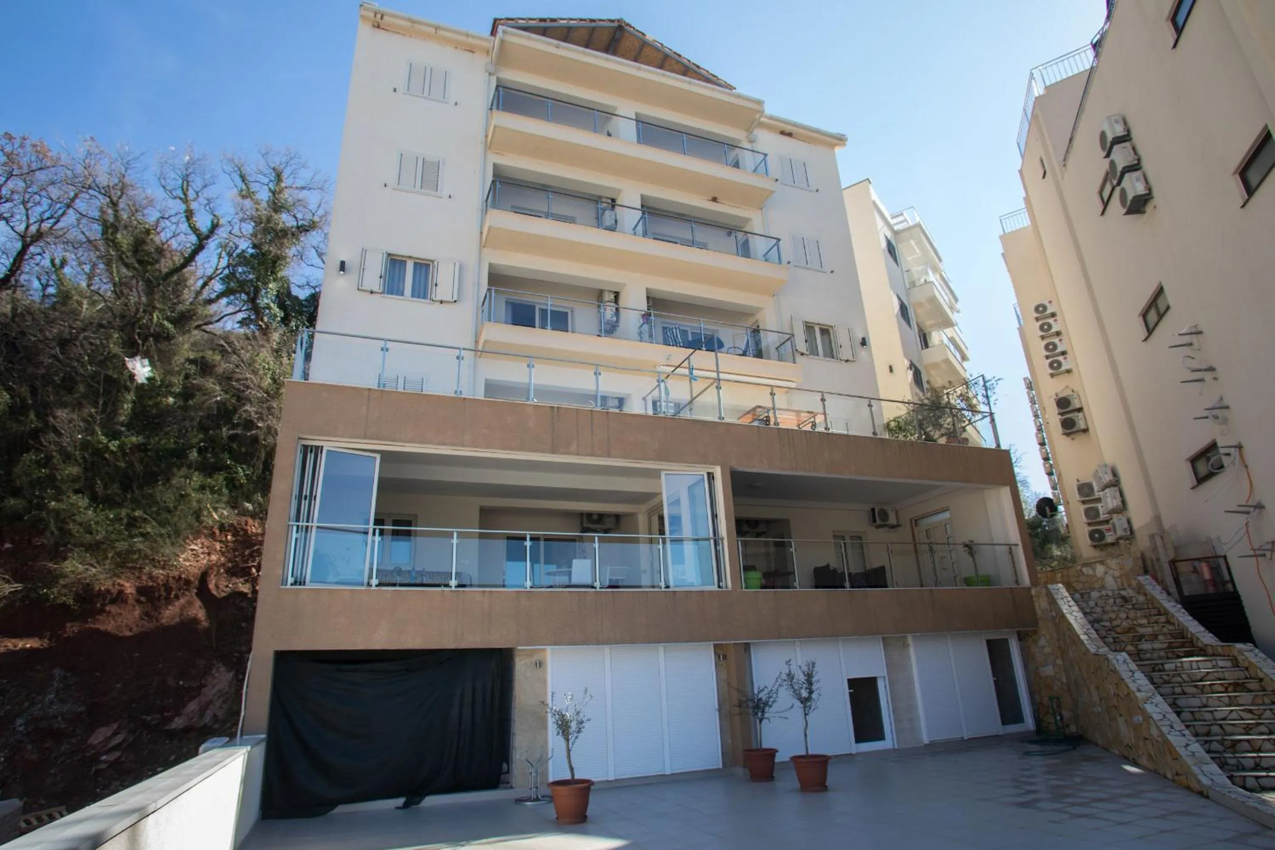 Property building in Belveder Apartments