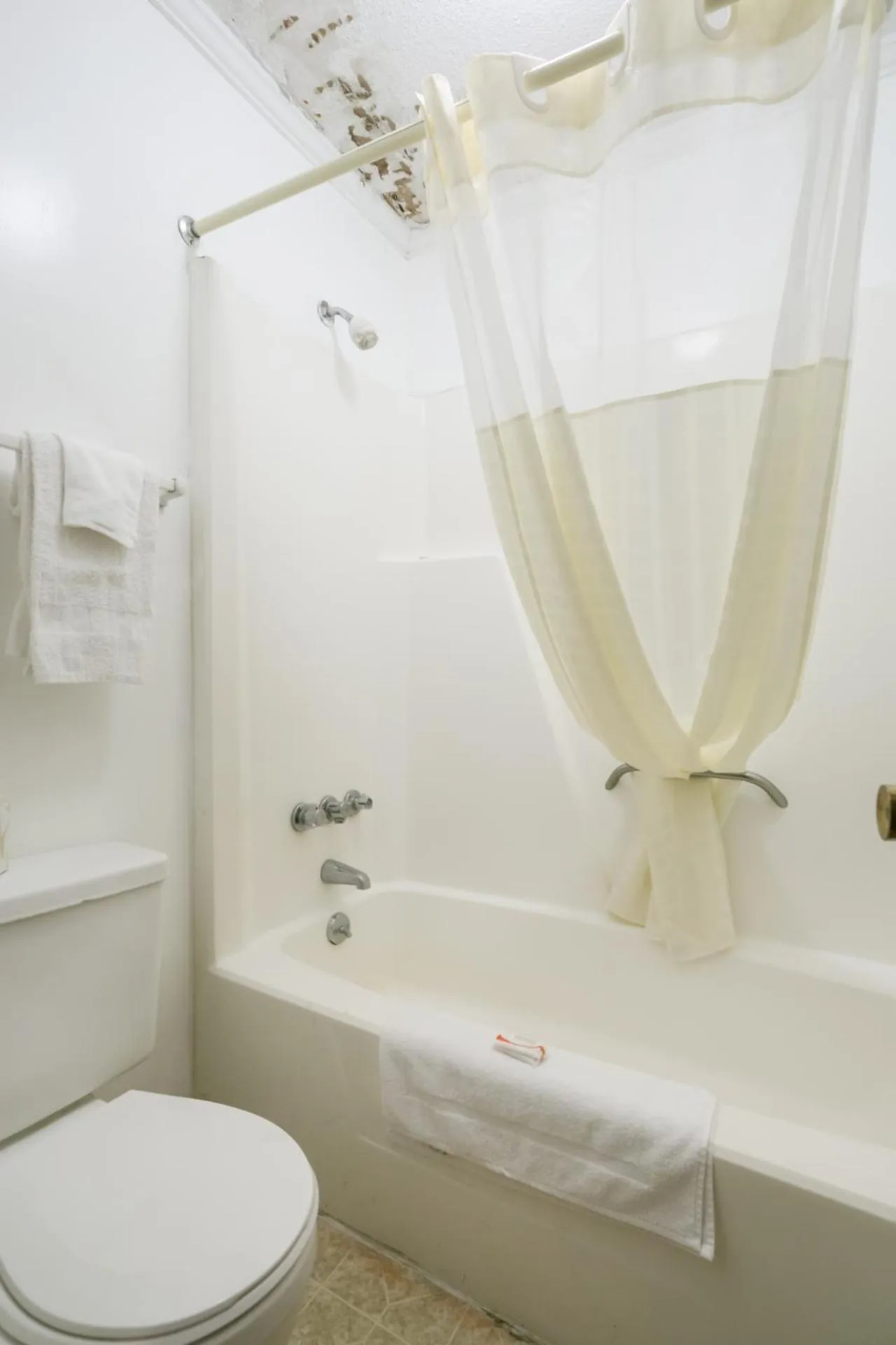 Bathroom in Raceway Inn Darlington By OYO