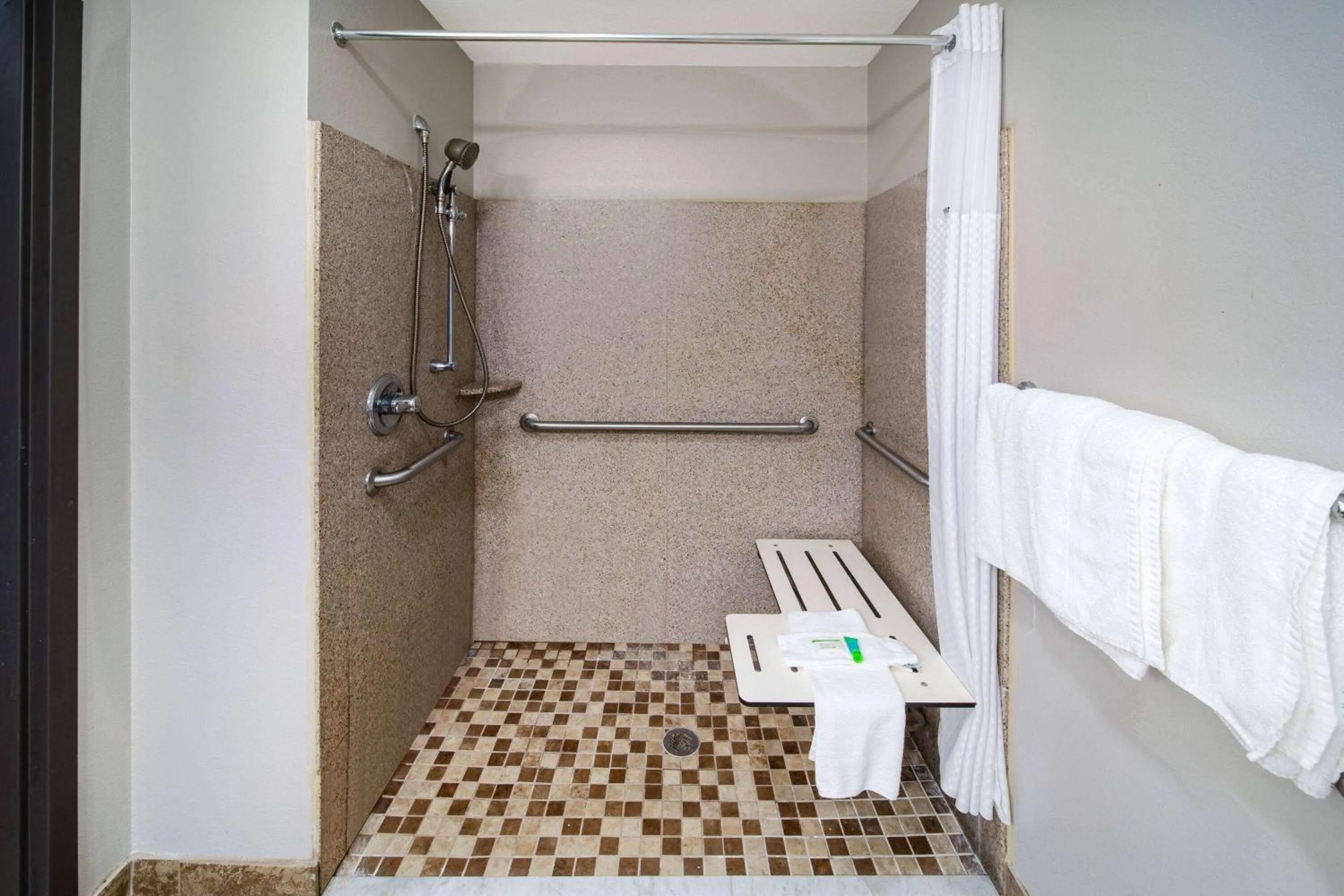 Shower in Days Inn by Wyndham Baton Rouge I-10