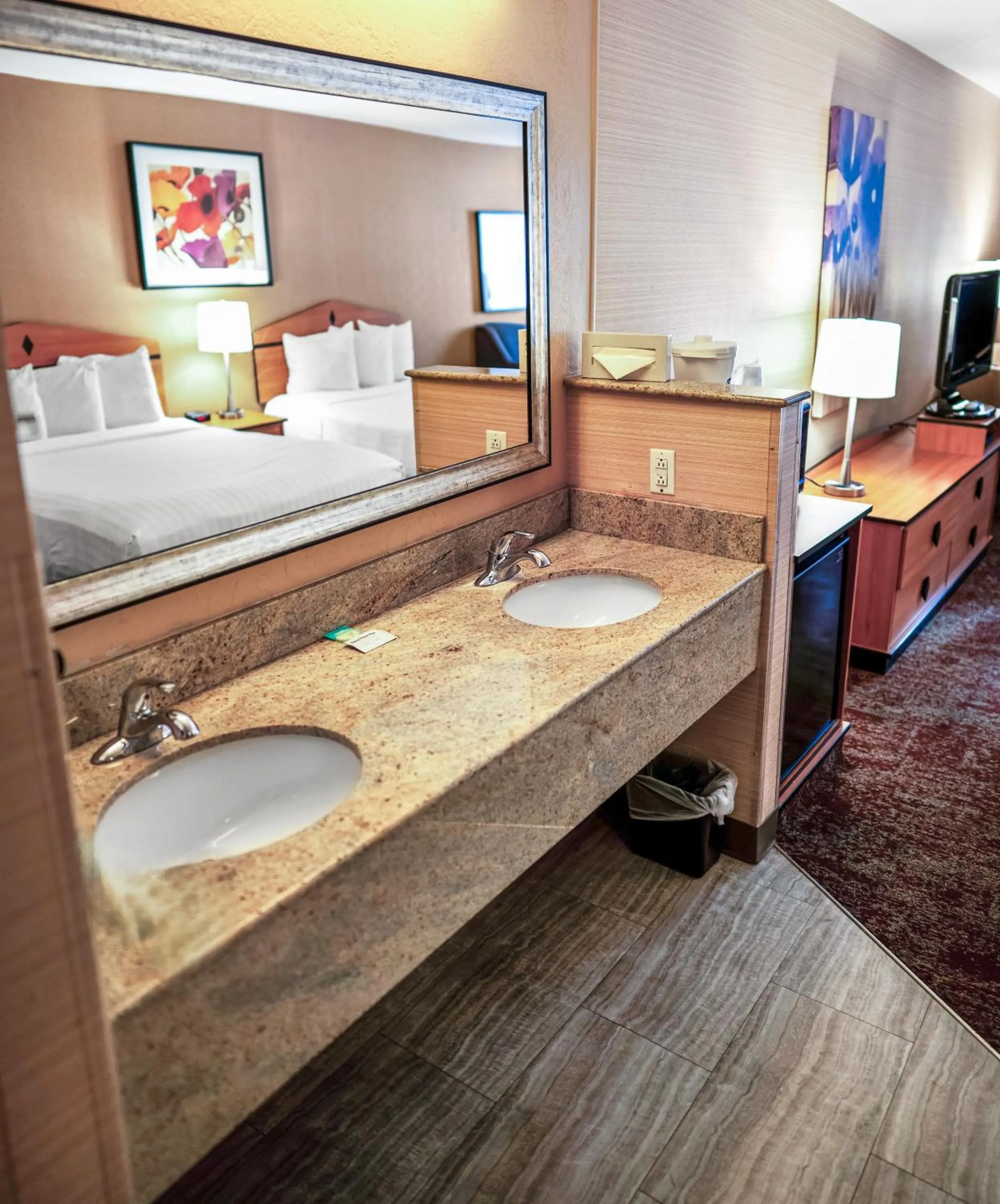 Bedroom, Bed in Crystal Inn Hotel & Suites - Midvalley