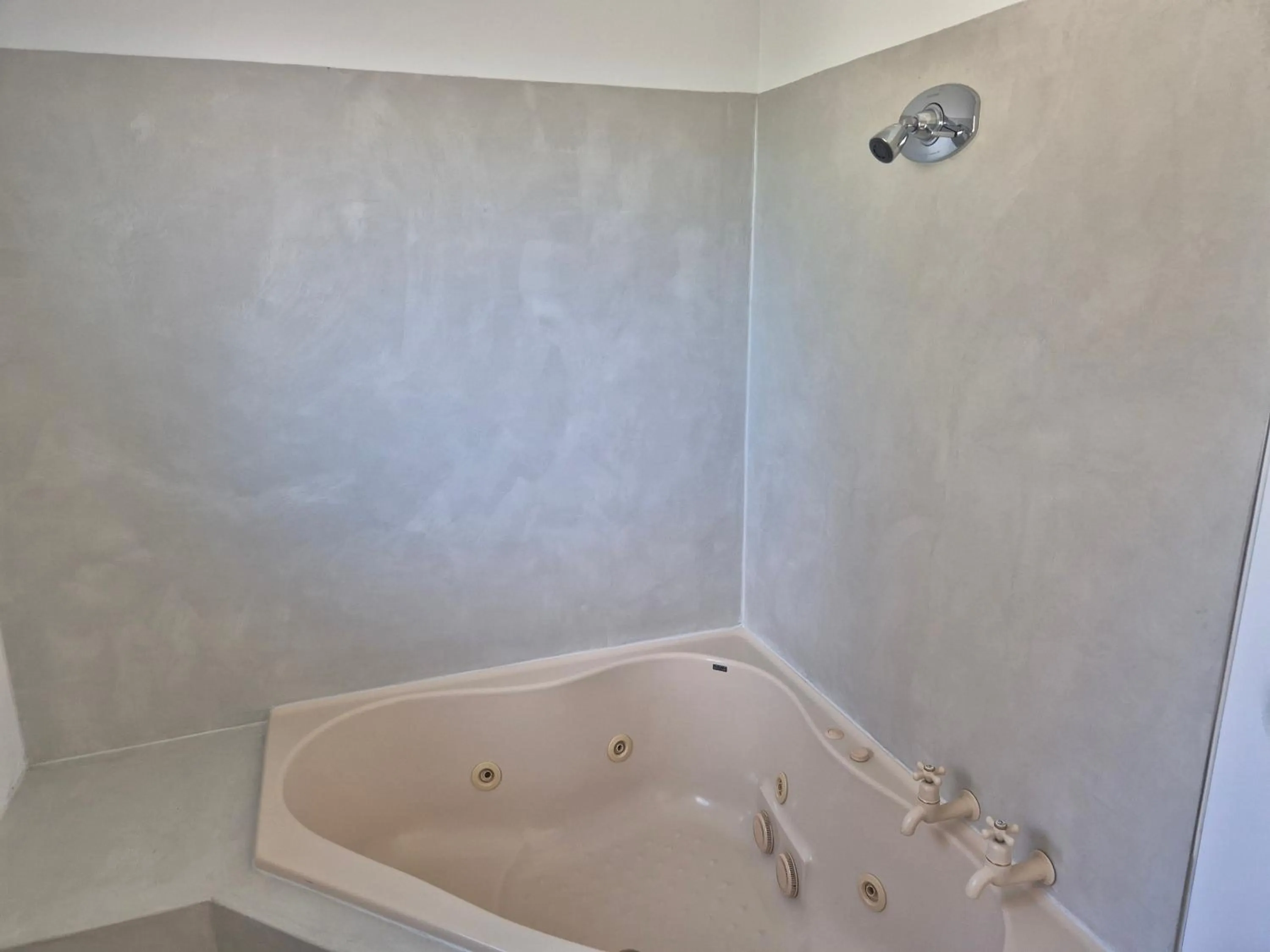 Hot Tub in Alexis Motor Lodge