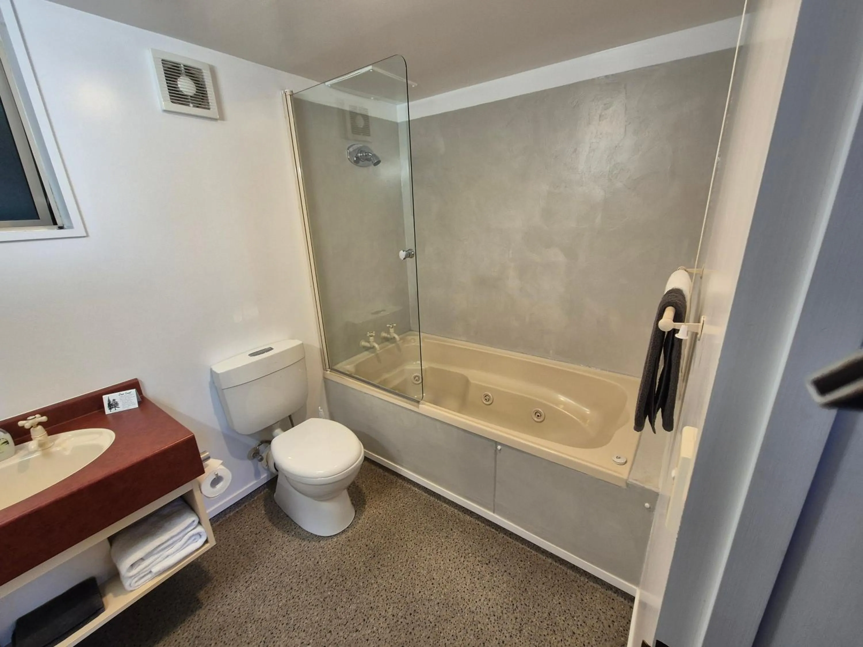 Bathroom in Alexis Motor Lodge