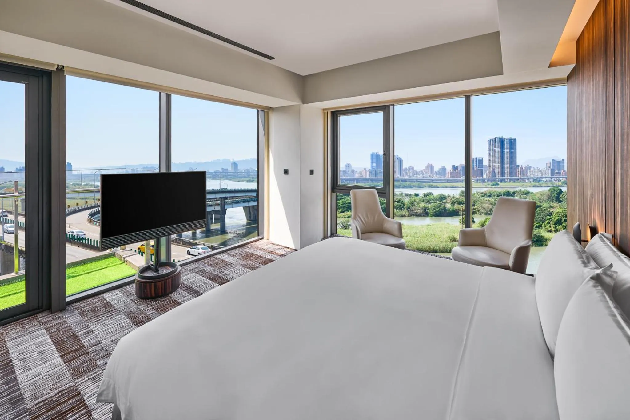 Bed in Suz & Catorze Taipei, a Tribute Portfolio Hotel